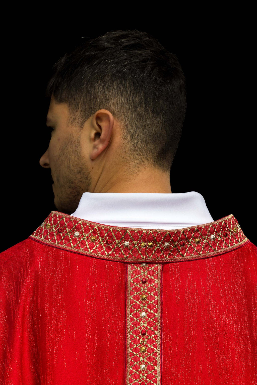 Chasuble rouge avec bande et col brodés