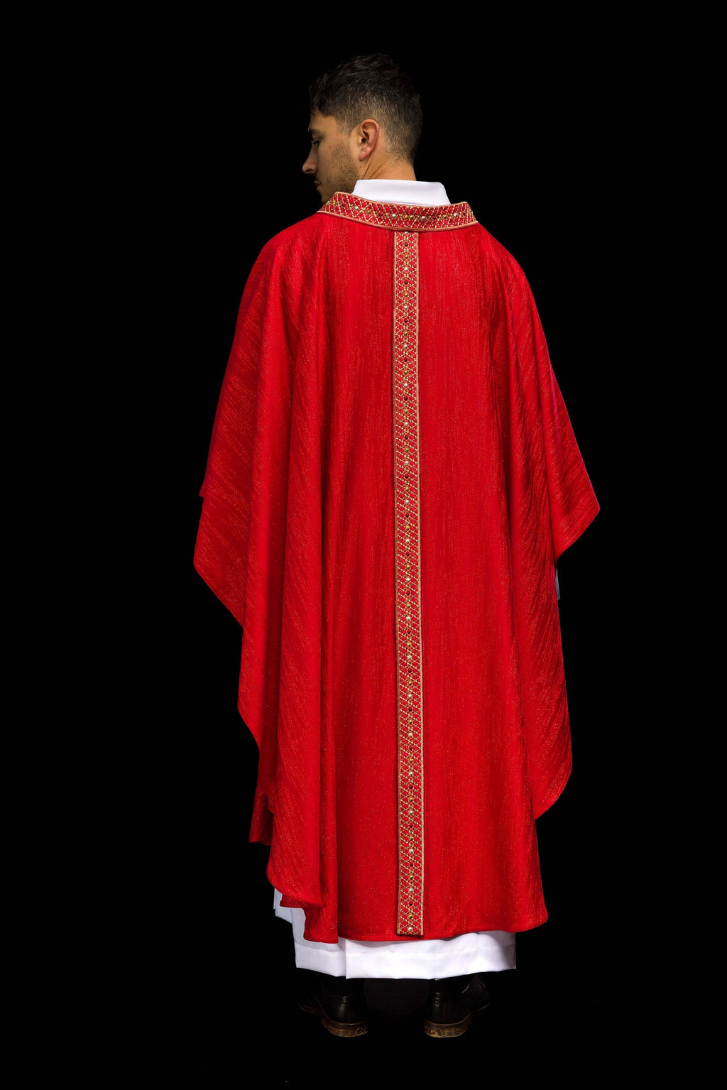 Chasuble rouge avec bande et col brodés