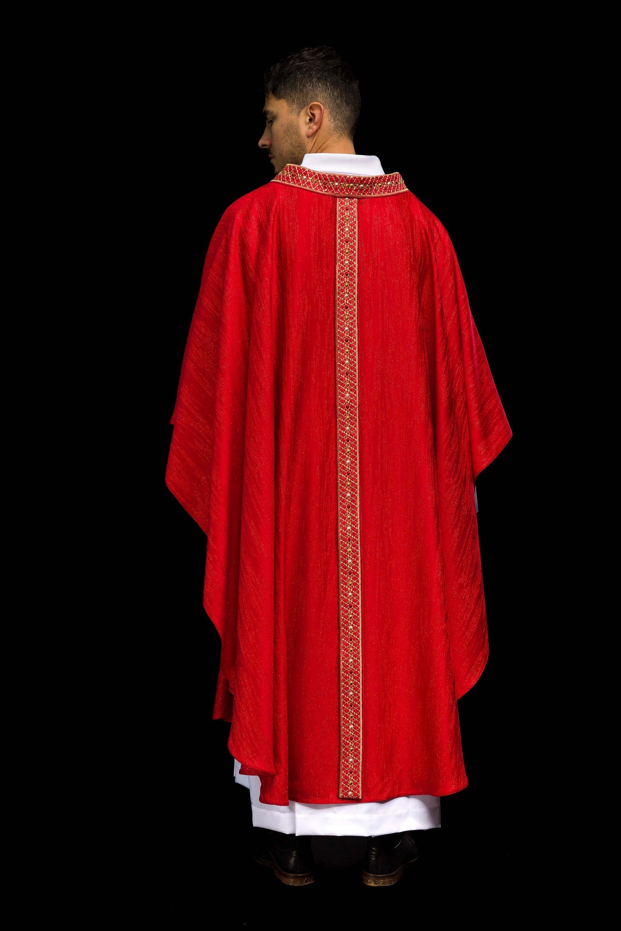 Chasuble rouge avec bande et col brodés