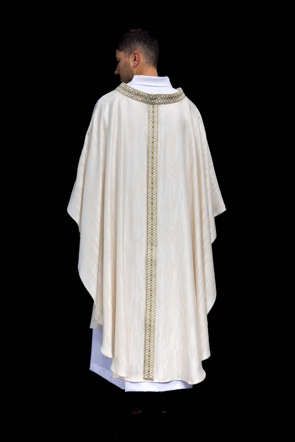 Chasuble blanche avec bande et col brodés