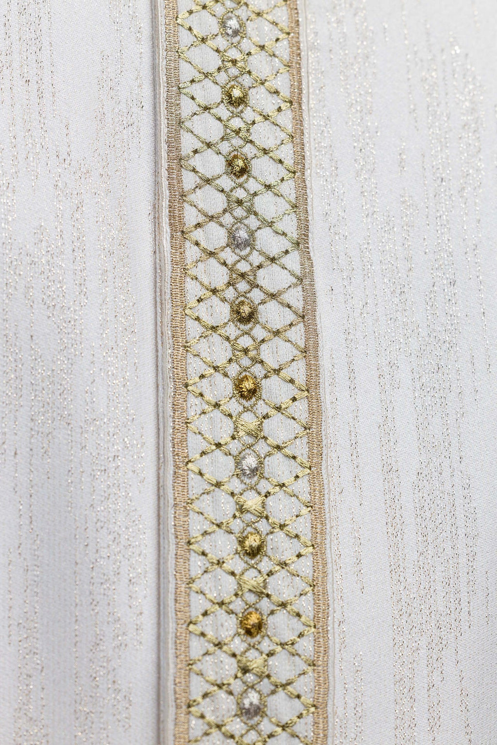 Chasuble blanche avec bande et col brodés