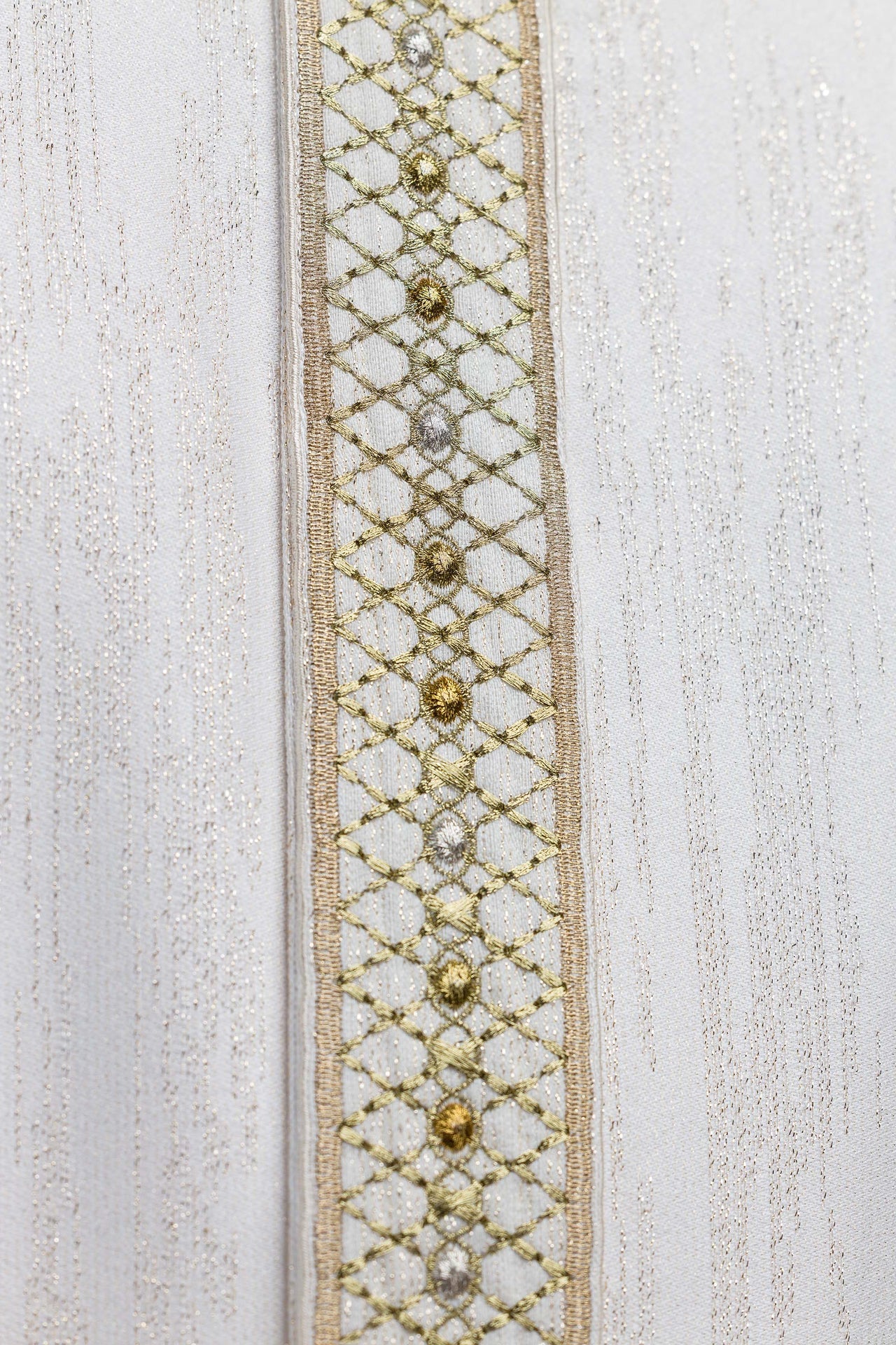 Chasuble blanche avec bande et col brodés
