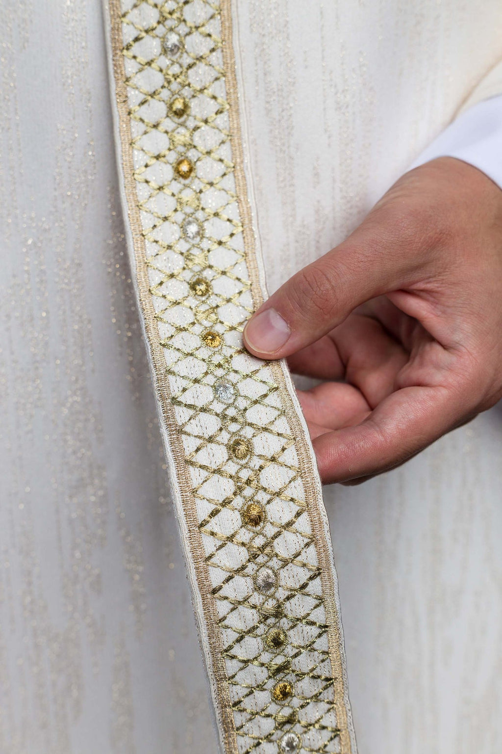 Chasuble blanche avec bande et col brodés