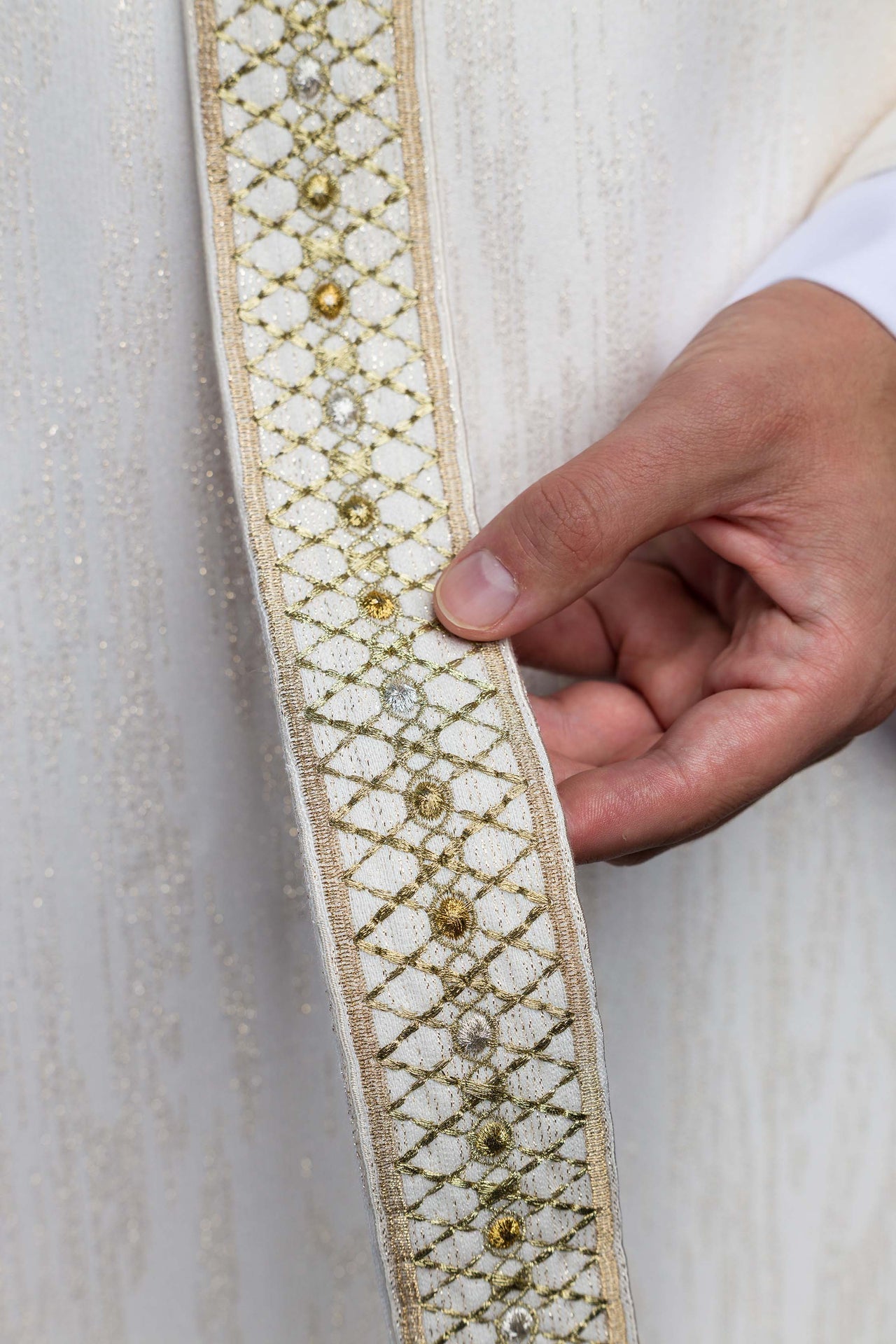 Chasuble blanche avec bande et col brodés