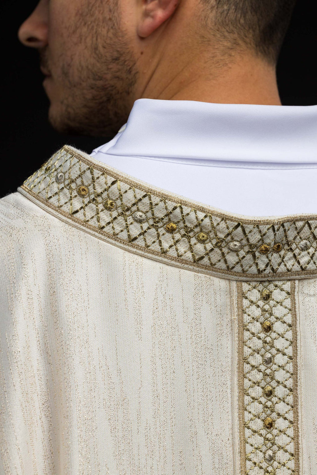 Chasuble blanche avec bande et col brodés