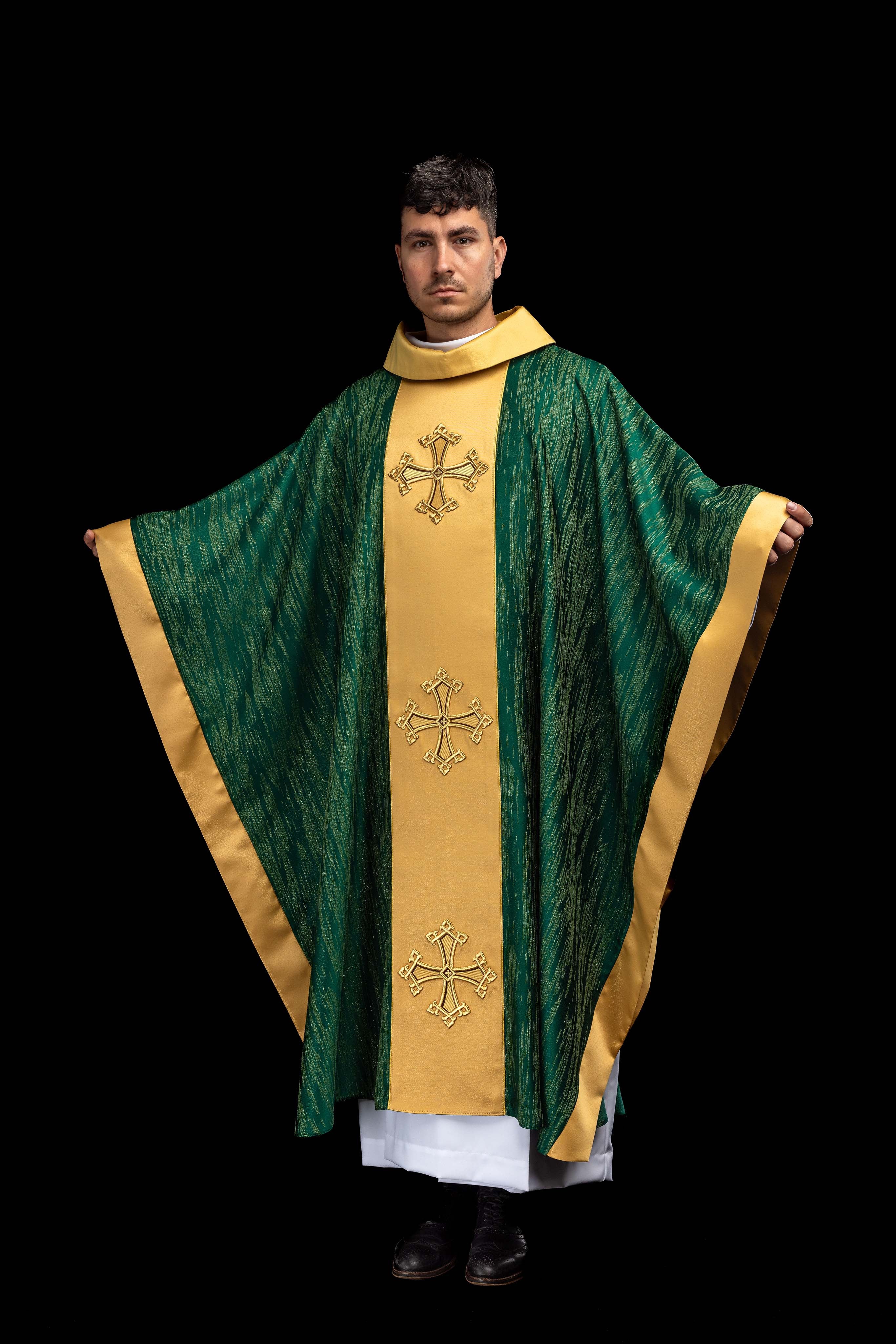 Chasuble verte avec motif de croix brodé et bande sur tissu ornemental