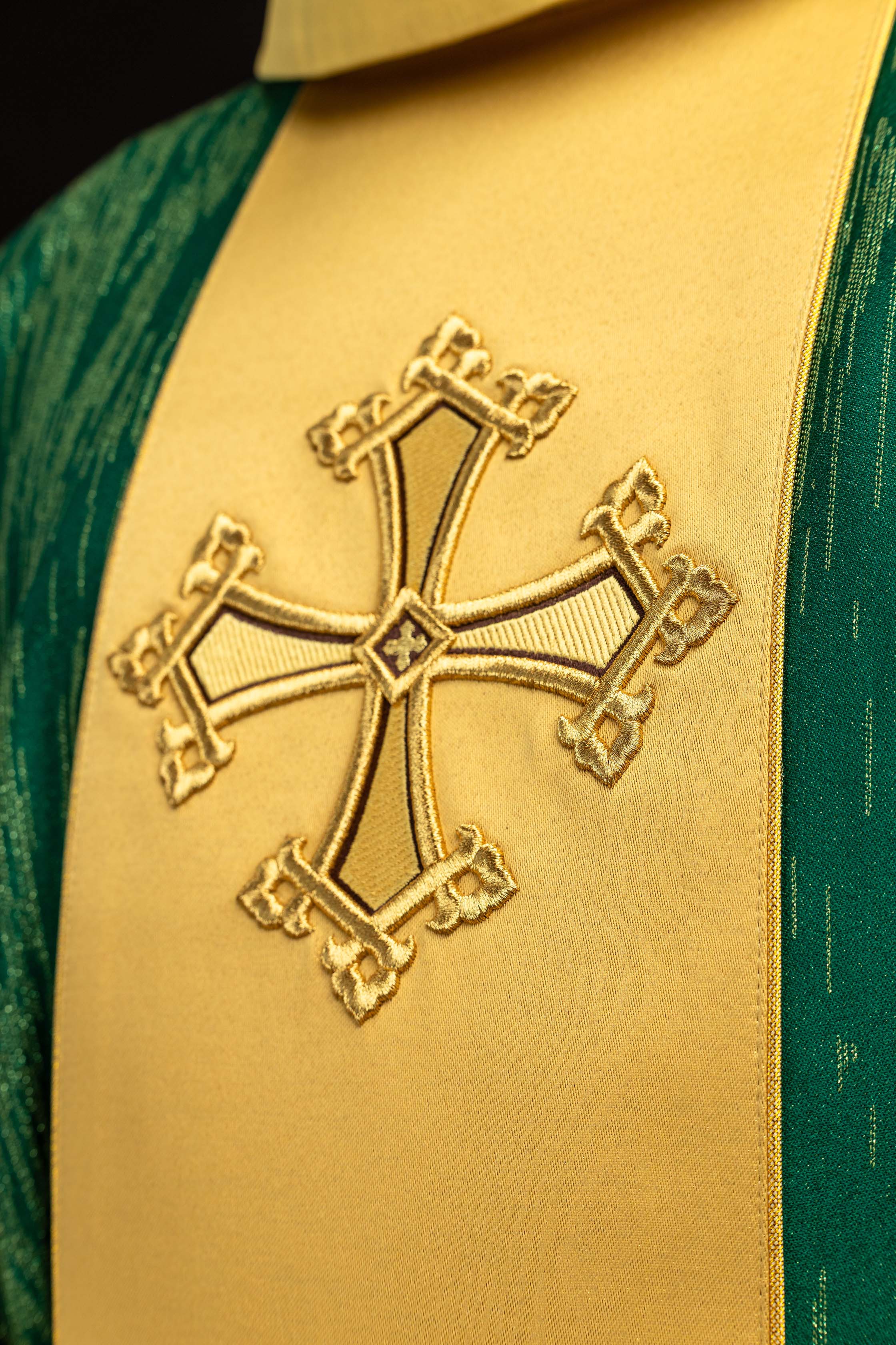 Chasuble verte avec motif de croix brodé et bande sur tissu ornemental