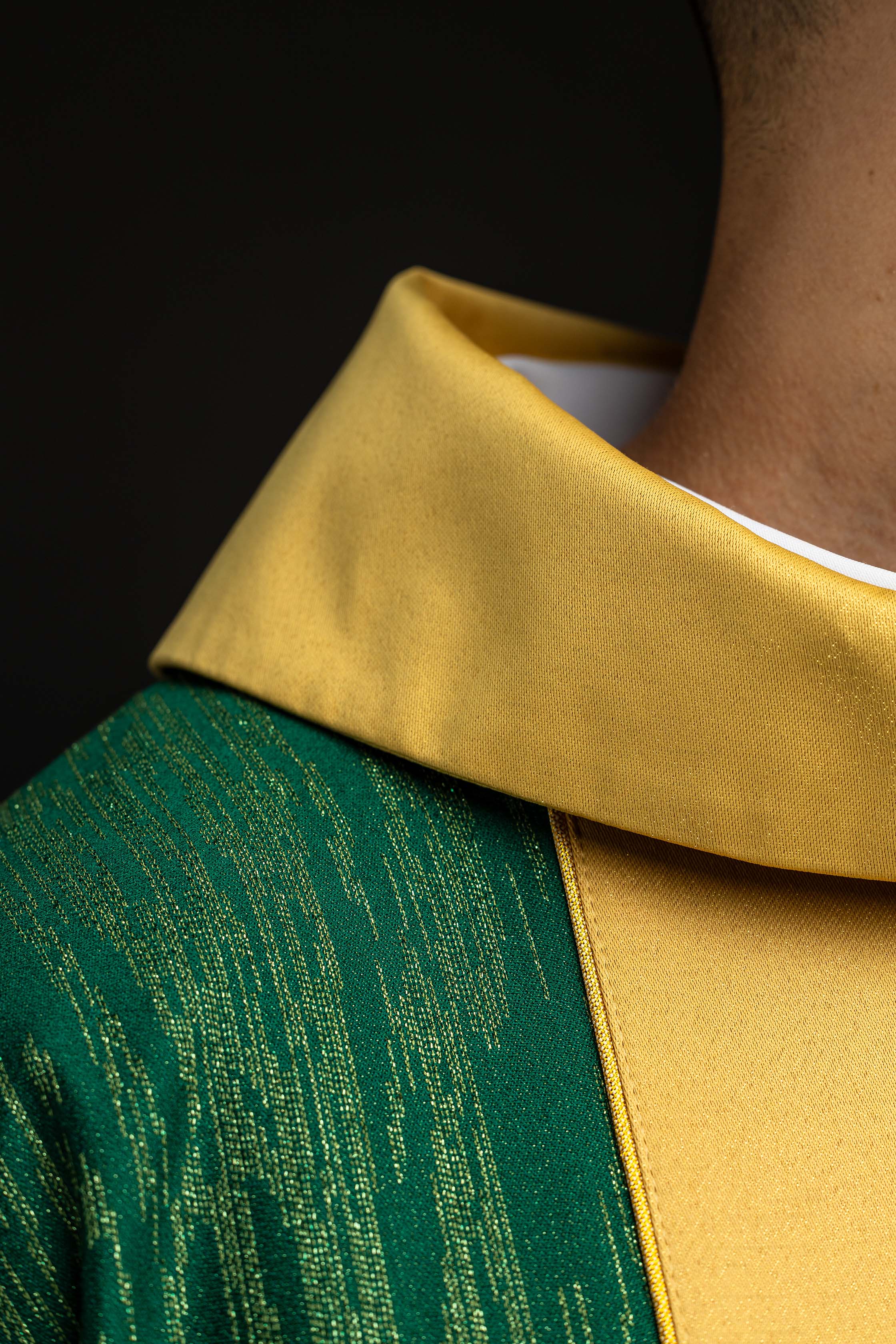 Chasuble verte avec motif de croix brodé et bande sur tissu ornemental