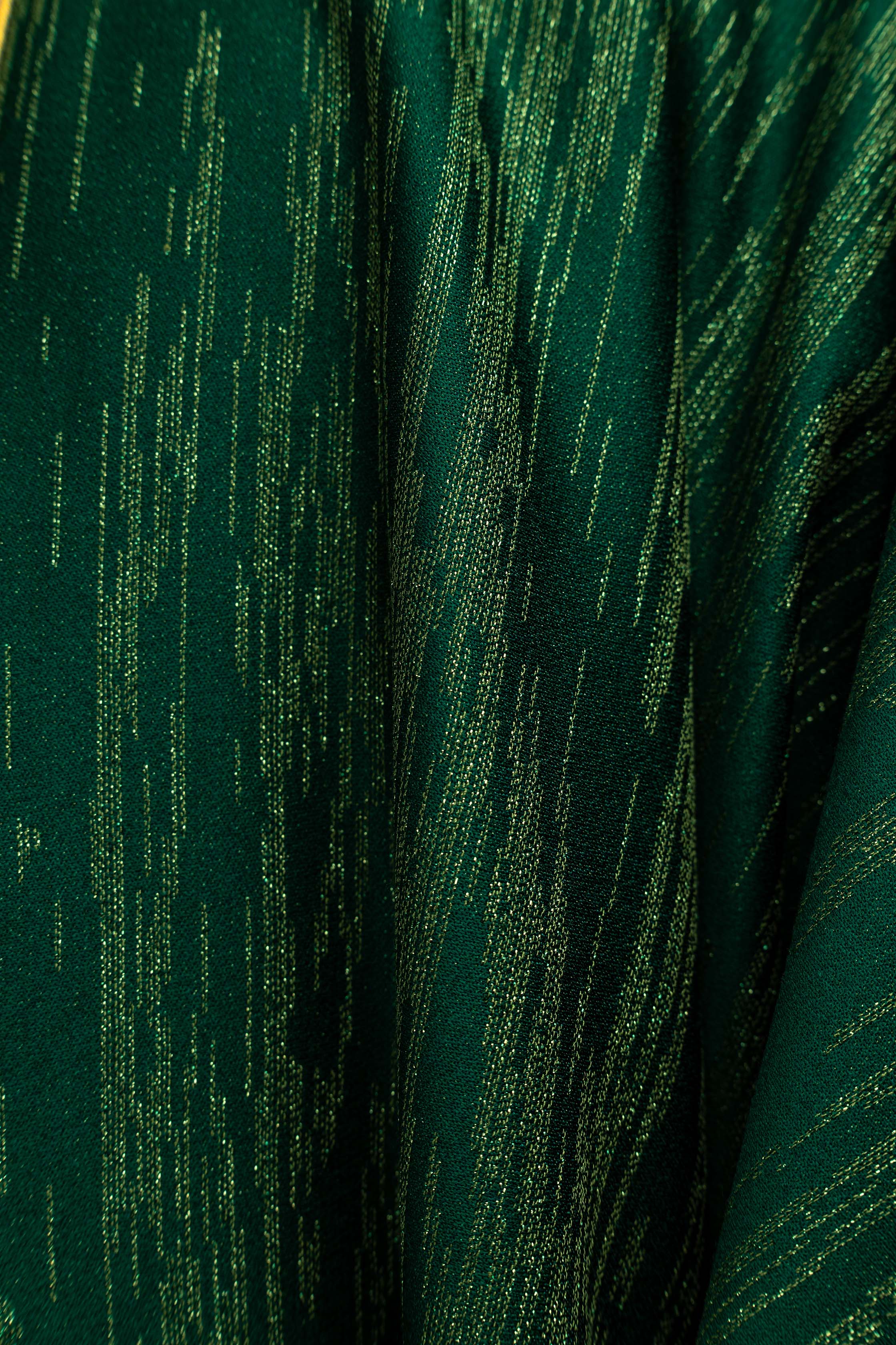 Chasuble verte avec motif de croix brodé et bande sur tissu ornemental