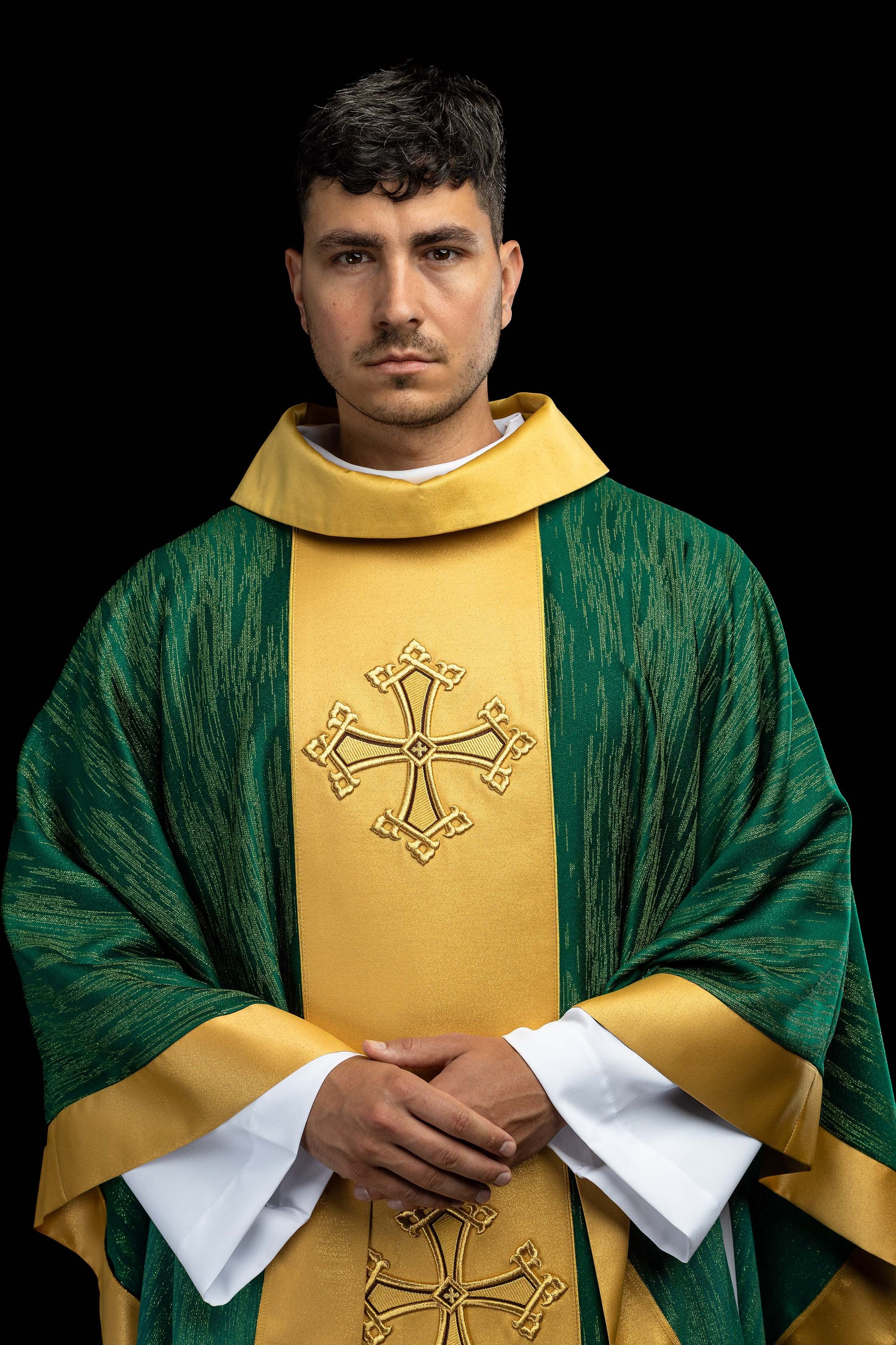 Chasuble verte avec motif de croix brodé et bande sur tissu ornemental