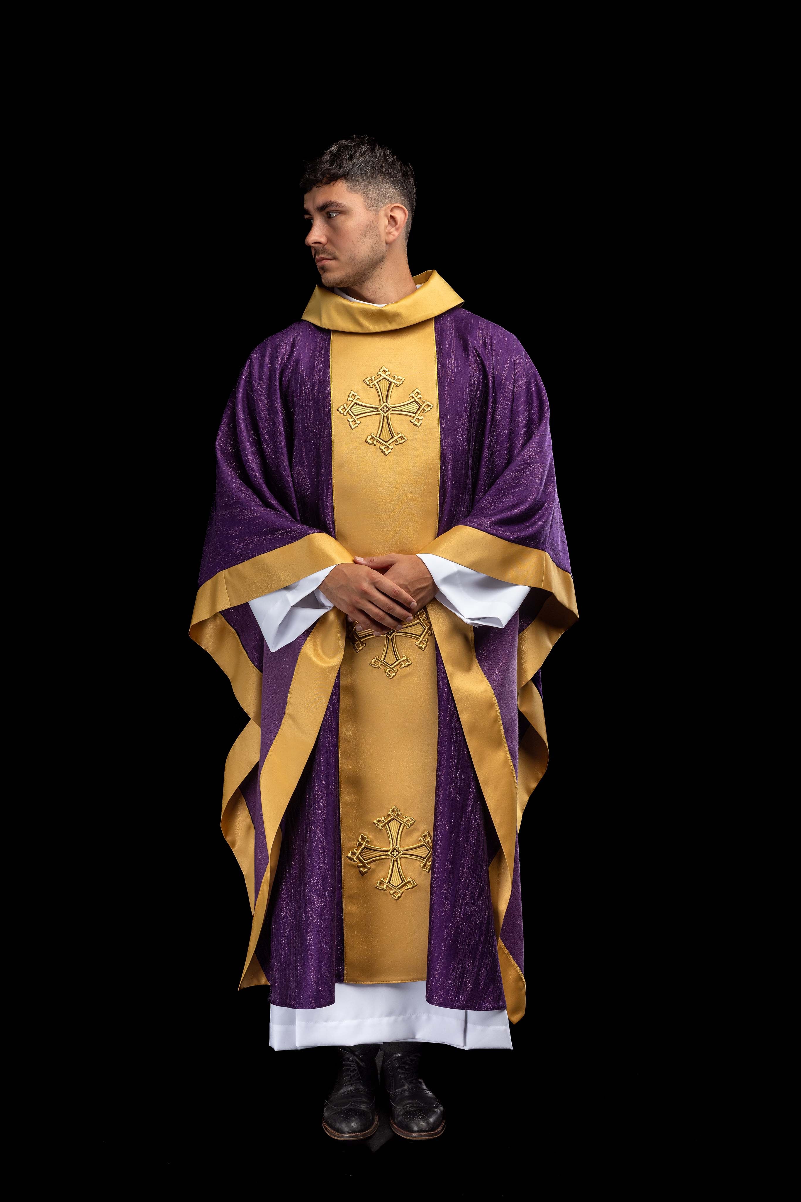 Chasuble violette avec motif de croix brodé et bande sur tissu ornemental