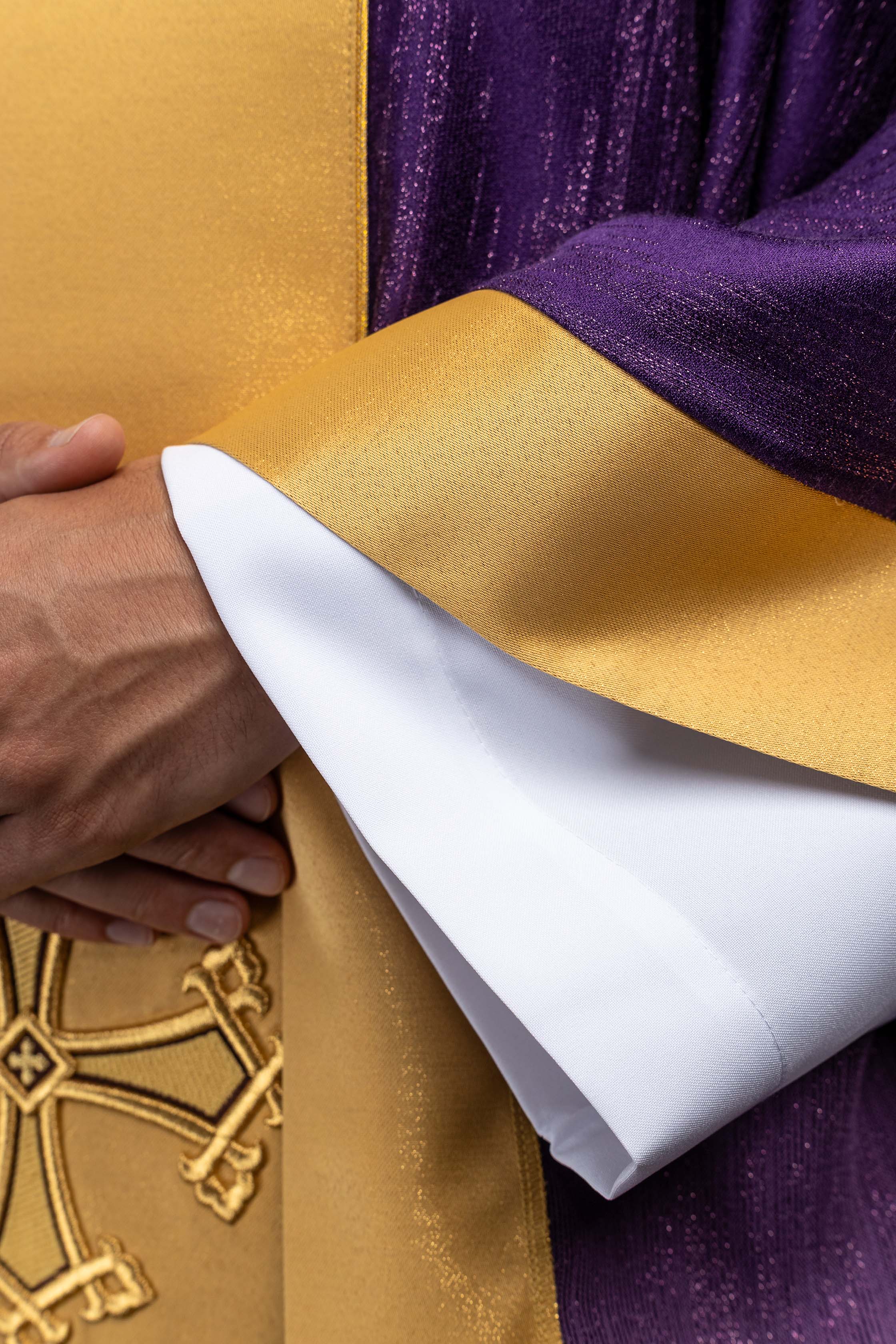 Chasuble violette avec motif de croix brodé et bande sur tissu ornemental