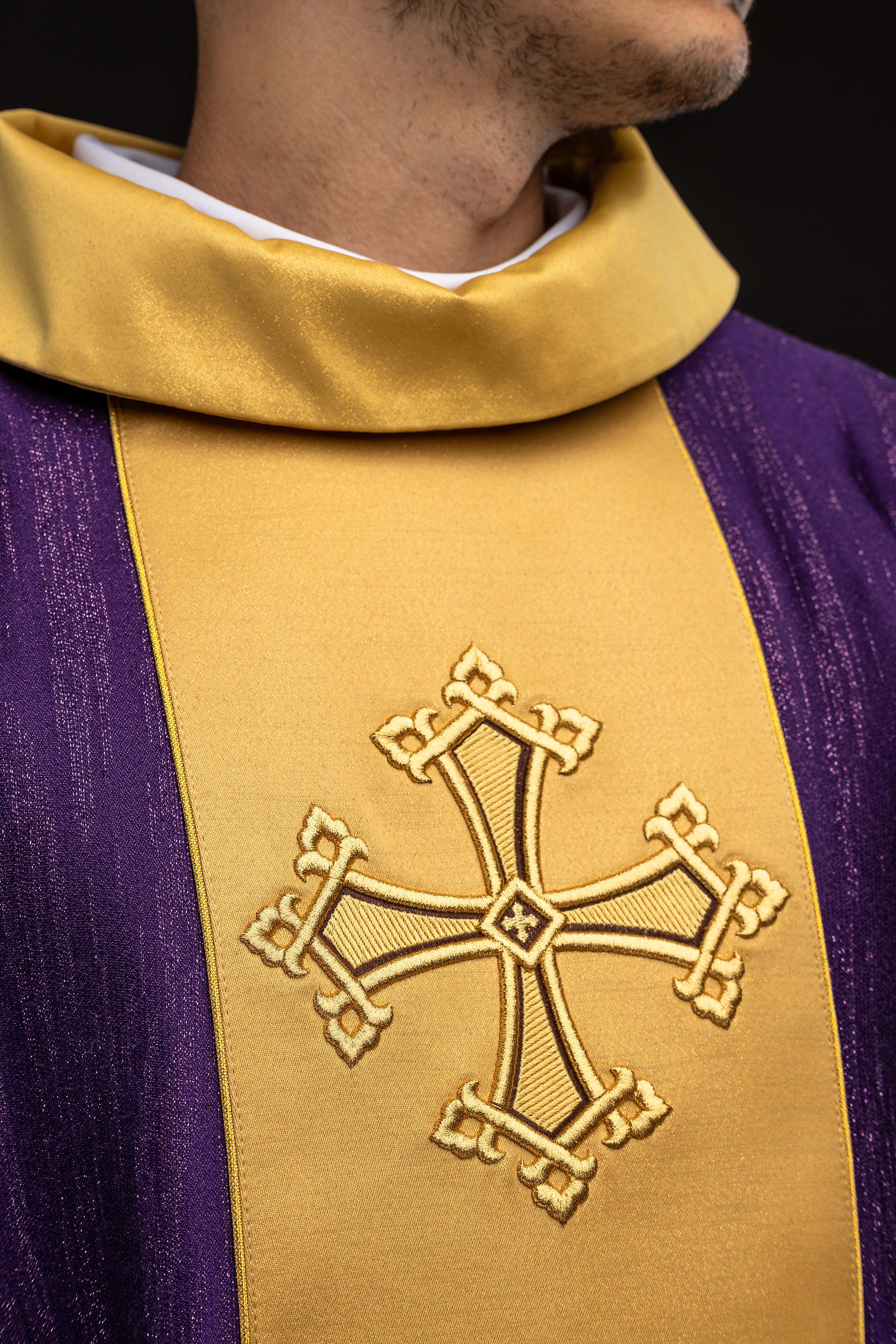 Chasuble violette avec motif de croix brodé et bande sur tissu ornemental