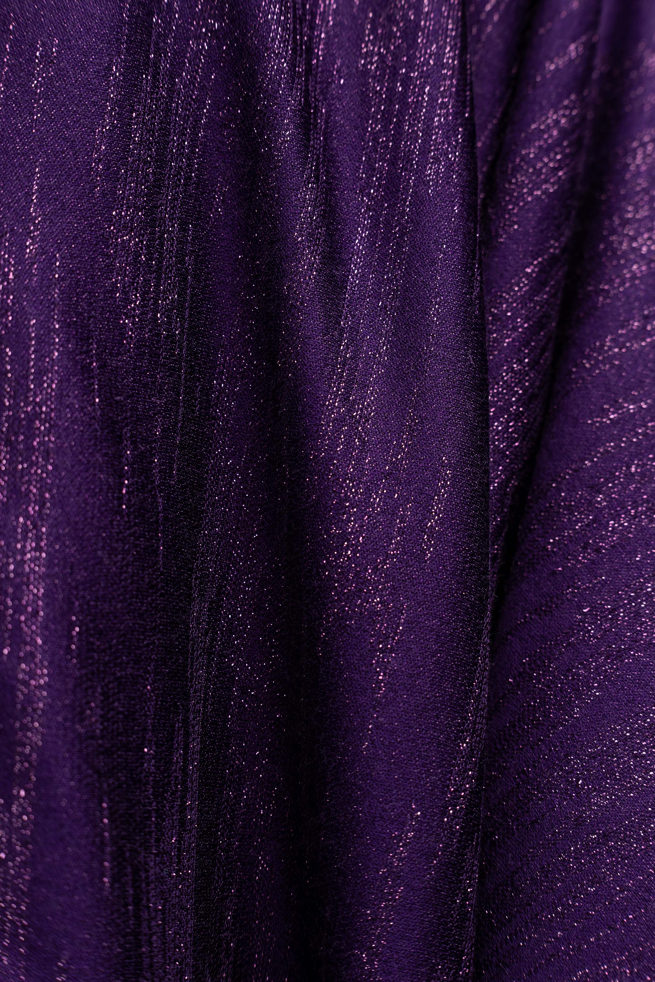 Chasuble violette avec motif de croix brodé et bande sur tissu ornemental