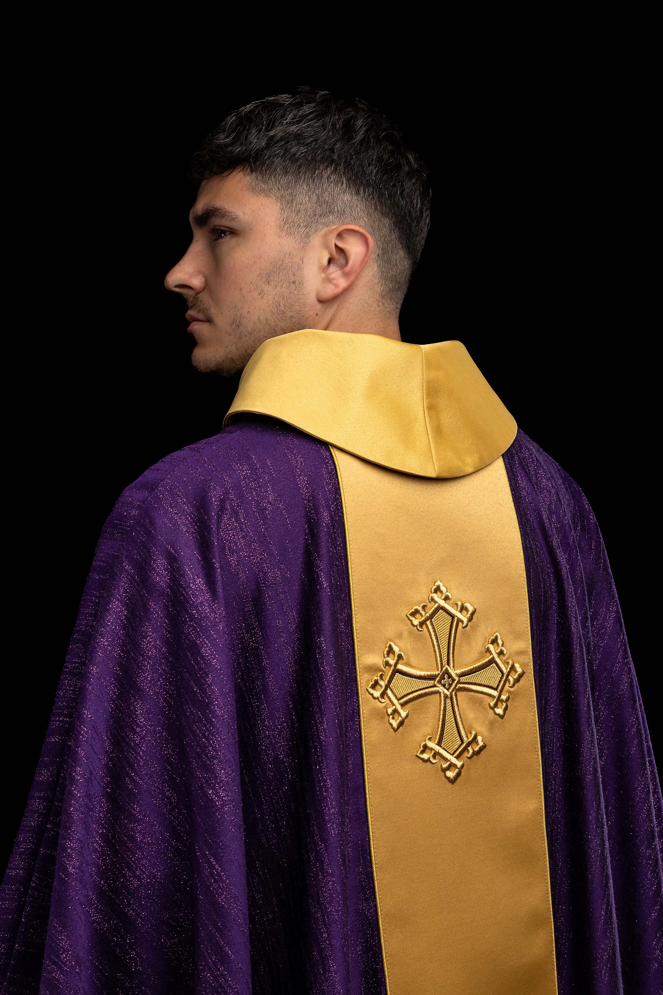 Chasuble violette avec motif de croix brodé et bande sur tissu ornemental