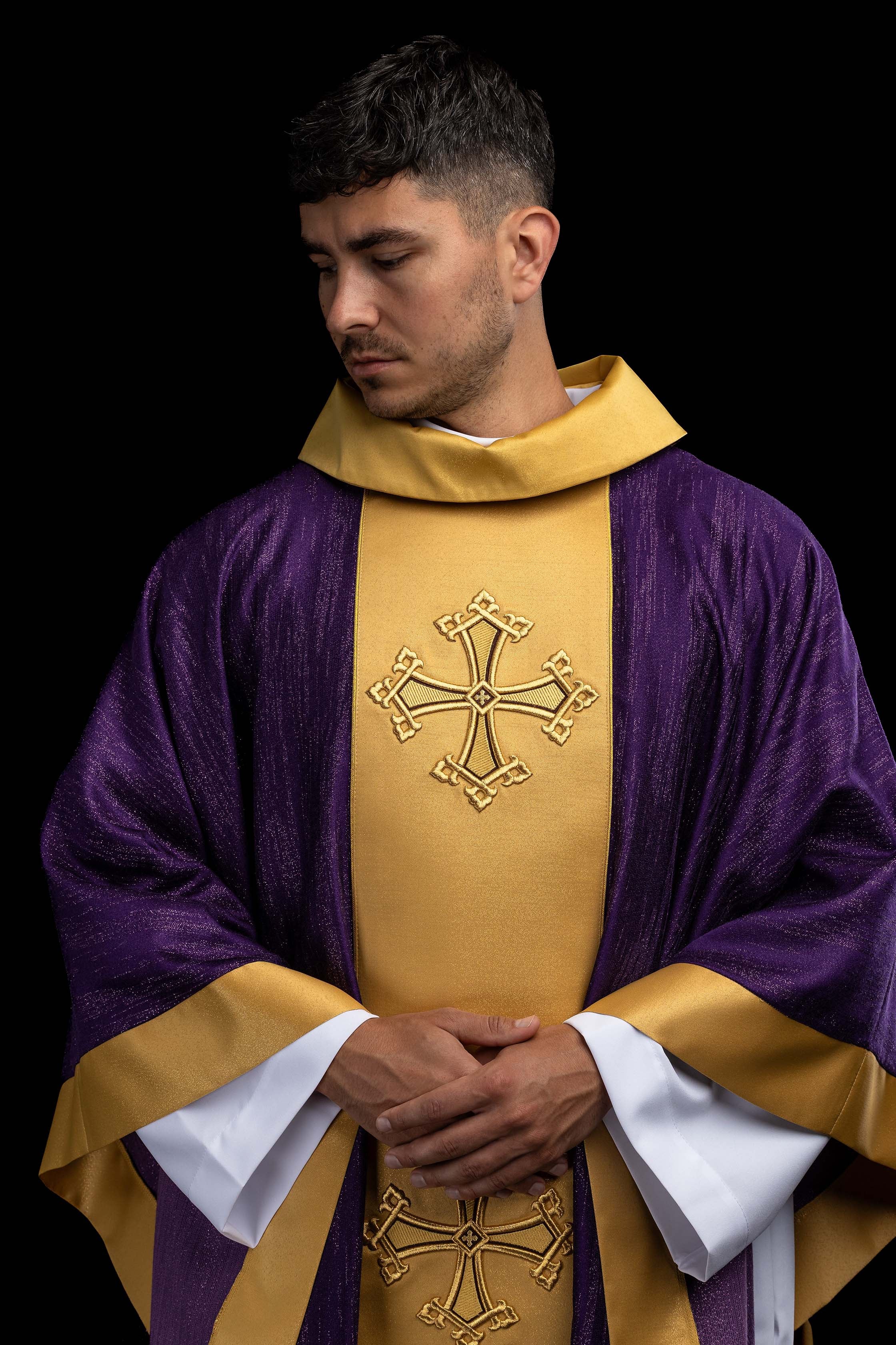 Chasuble violette avec motif de croix brodé et bande sur tissu ornemental