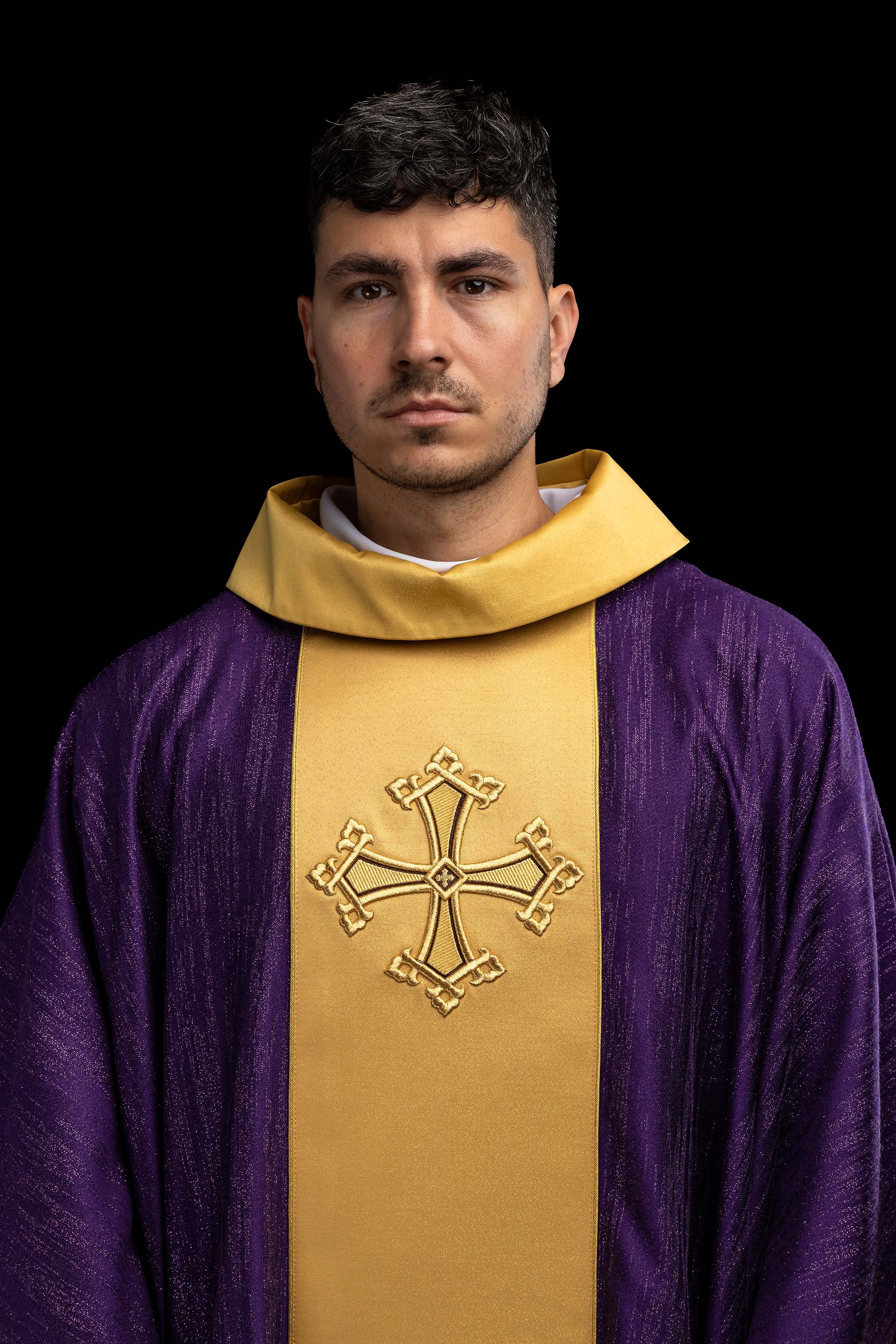 Chasuble violette avec motif de croix brodé et bande sur tissu ornemental