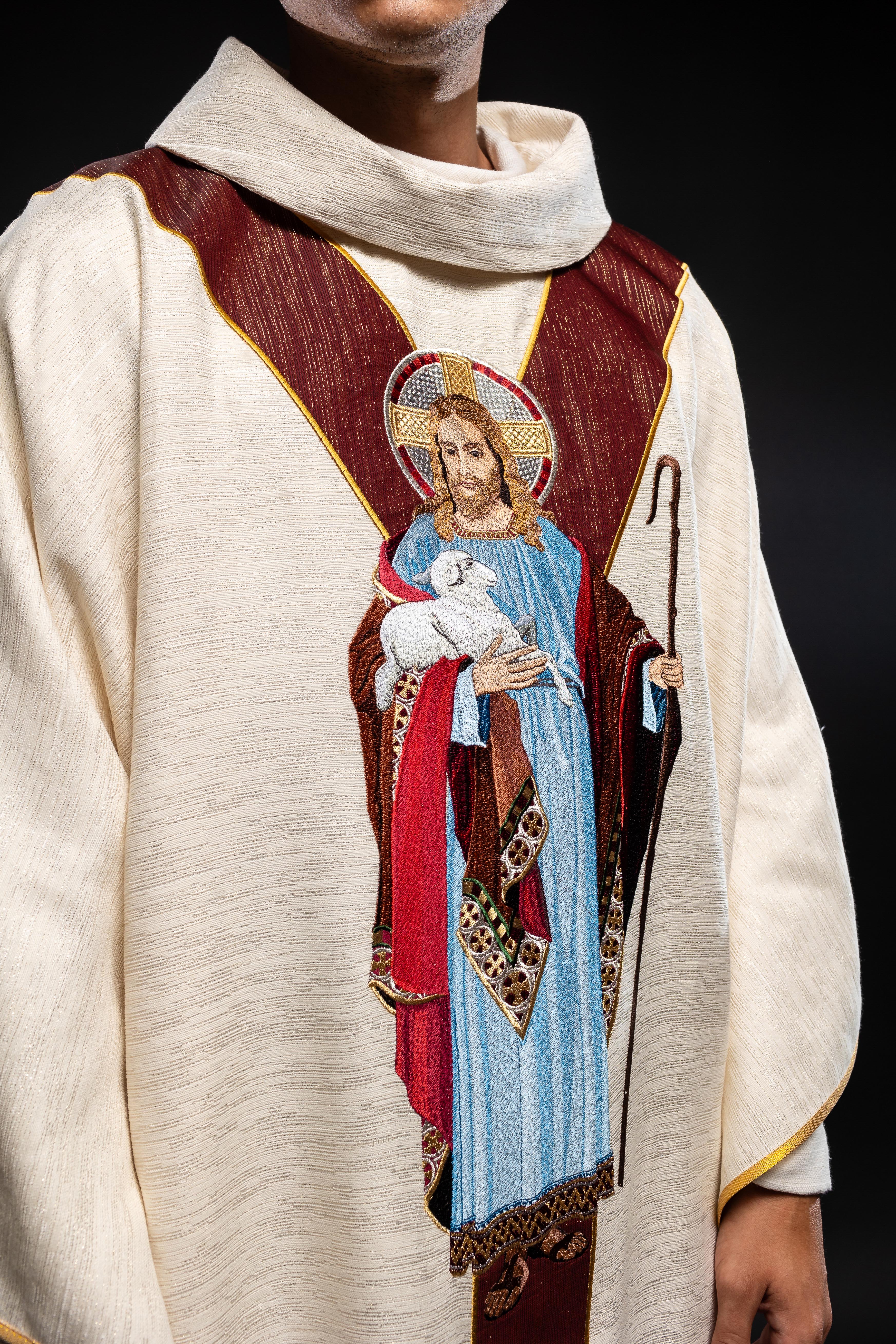 Chasuble en écru avec l'image de Jésus le Bon Pasteur et une bande décorative bordeaux