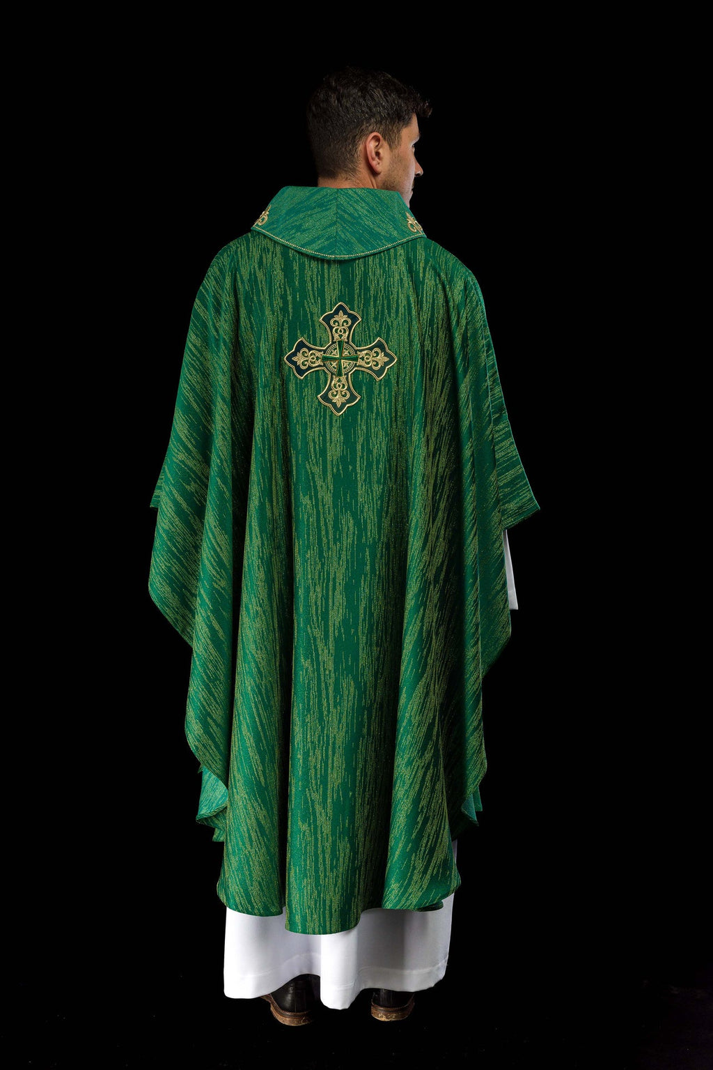 Chasuble verte avec motif de croix brodé sur un tissu décoratif