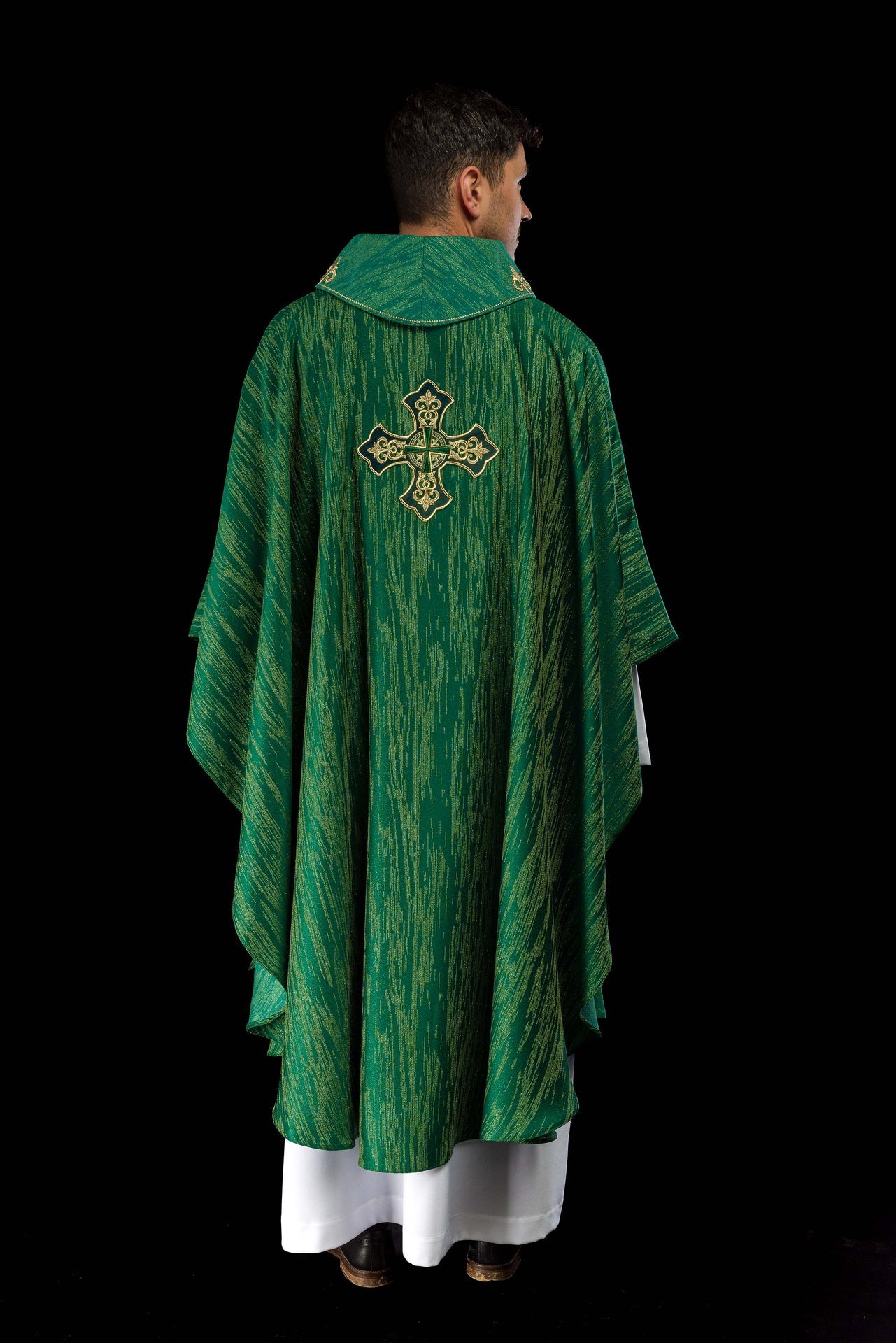 Chasuble verte avec motif de croix brodé sur un tissu décoratif