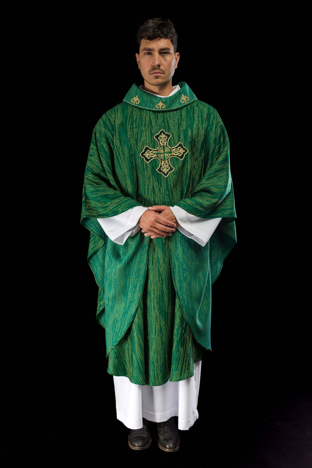 Chasuble verte avec motif de croix brodé sur un tissu décoratif