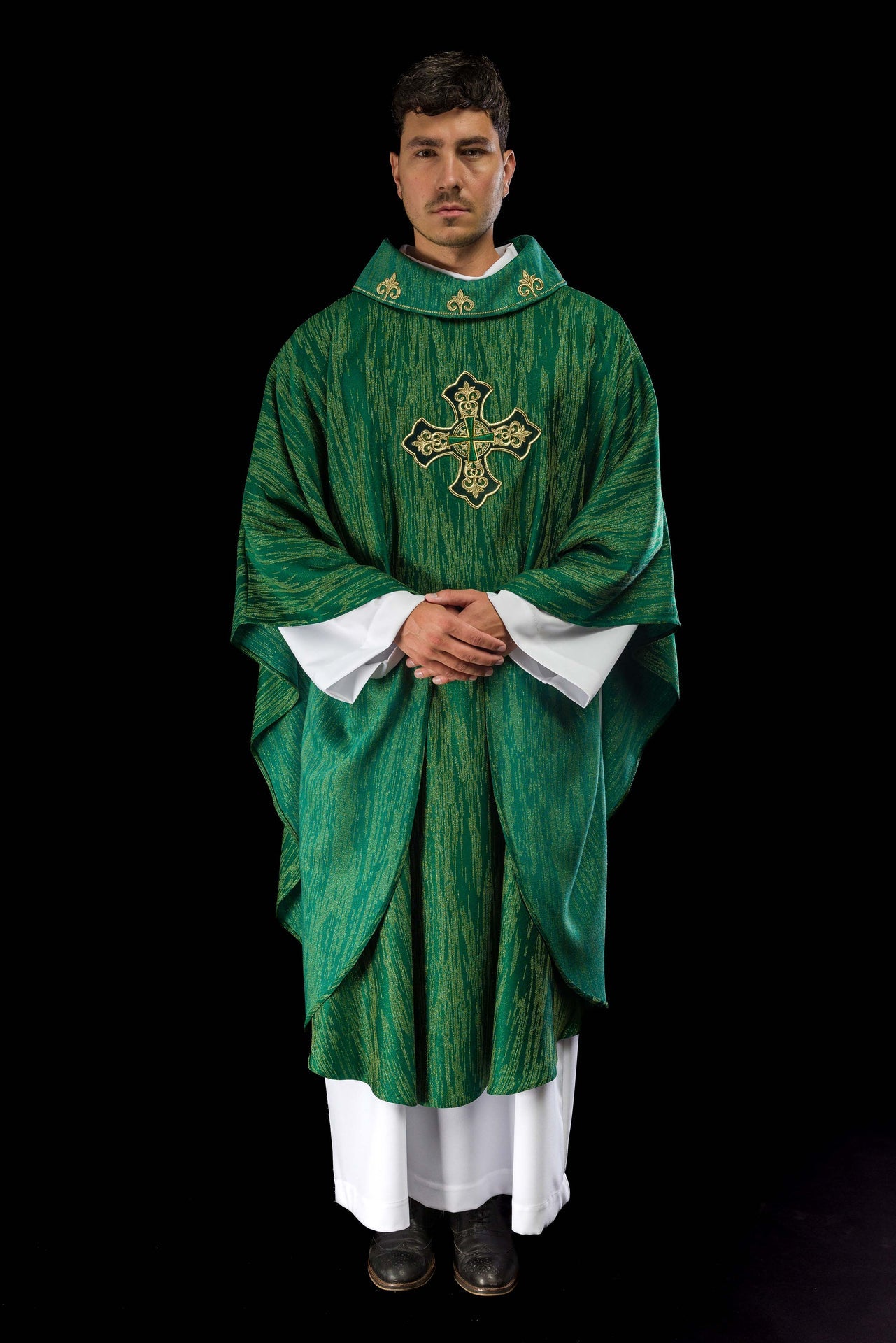 Chasuble verte avec motif de croix brodé sur un tissu décoratif