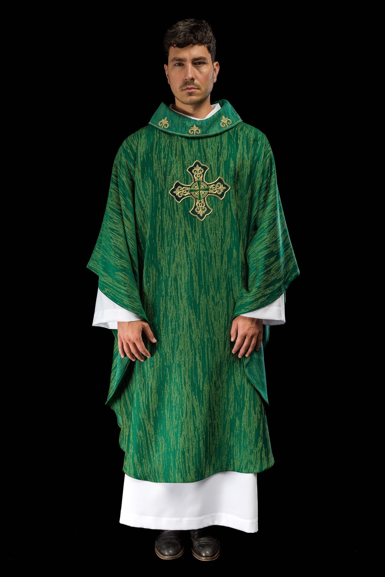 Chasuble verte avec motif de croix brodé sur un tissu décoratif