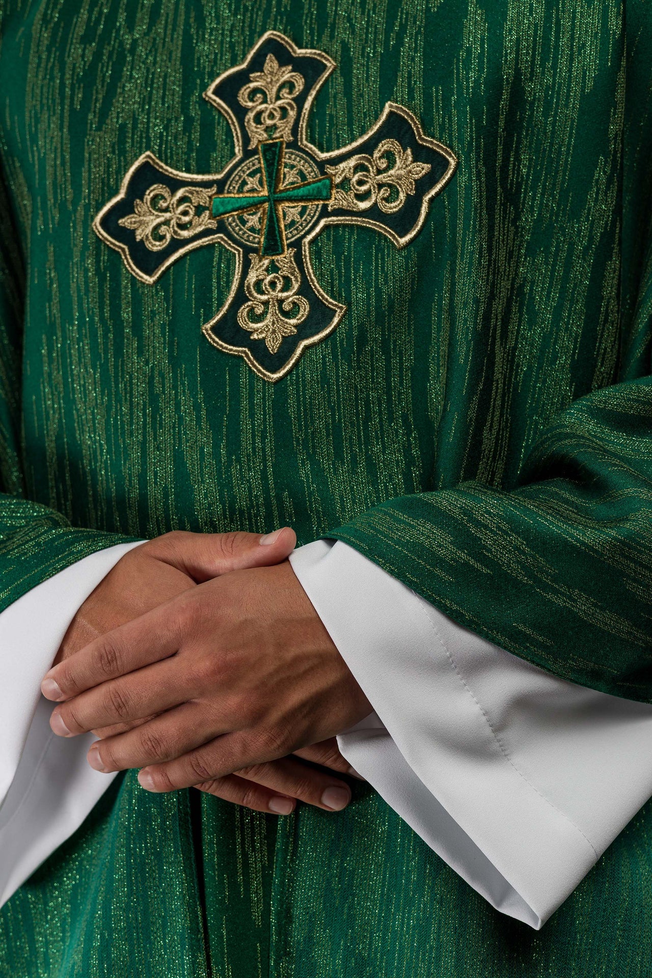 Chasuble verte avec motif de croix brodé sur un tissu décoratif