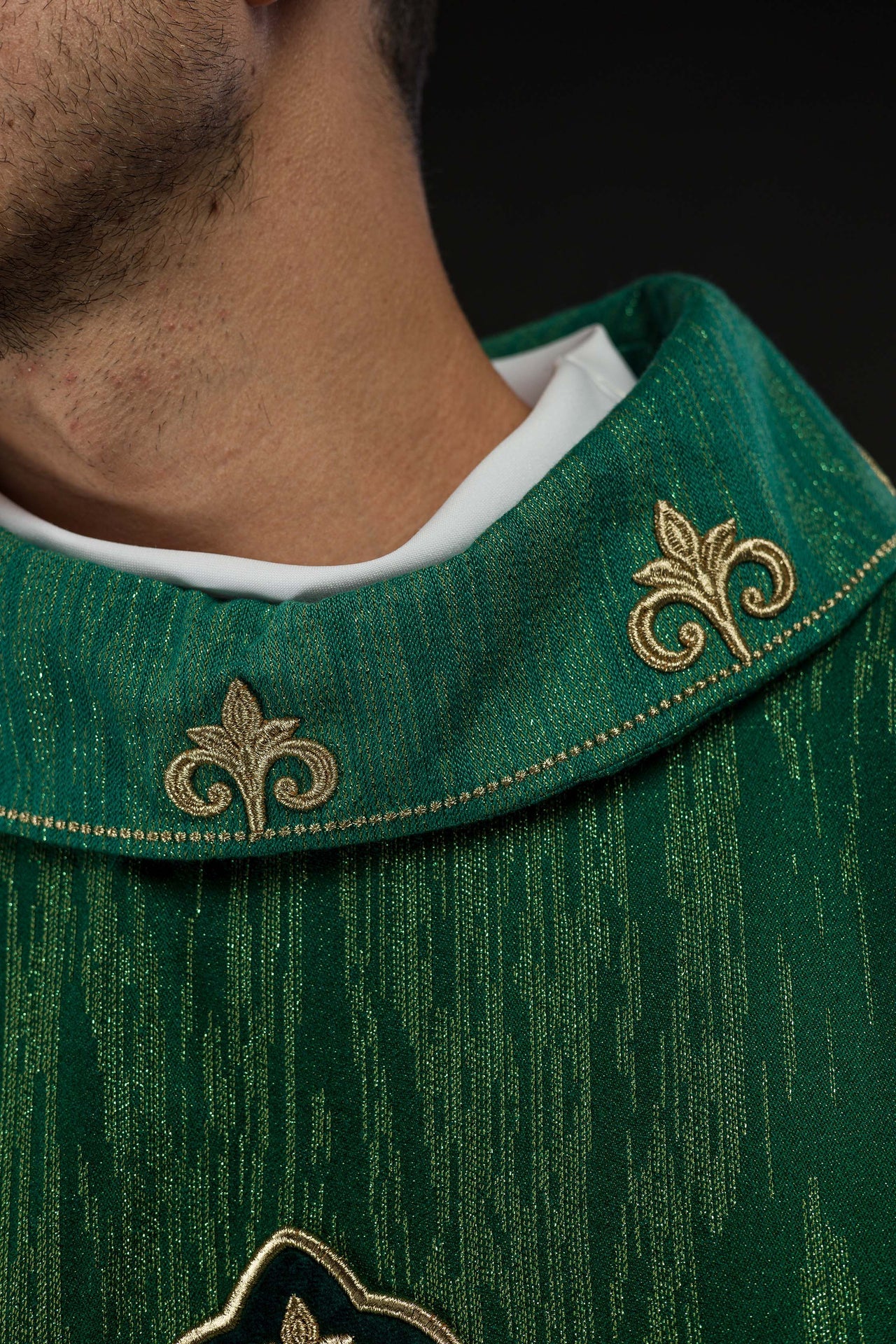 Chasuble verte avec motif de croix brodé sur un tissu décoratif