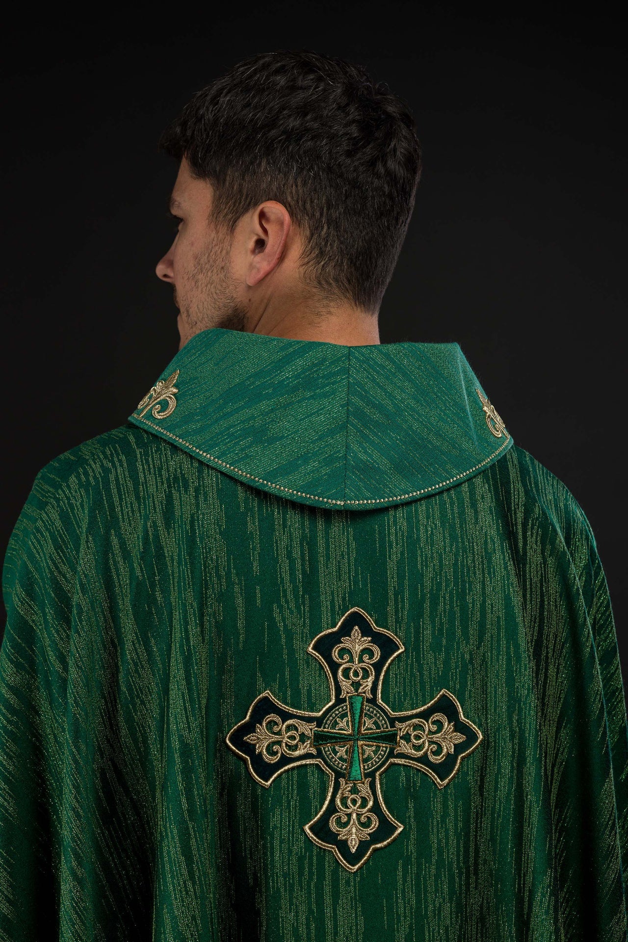 Chasuble verte avec motif de croix brodé sur un tissu décoratif