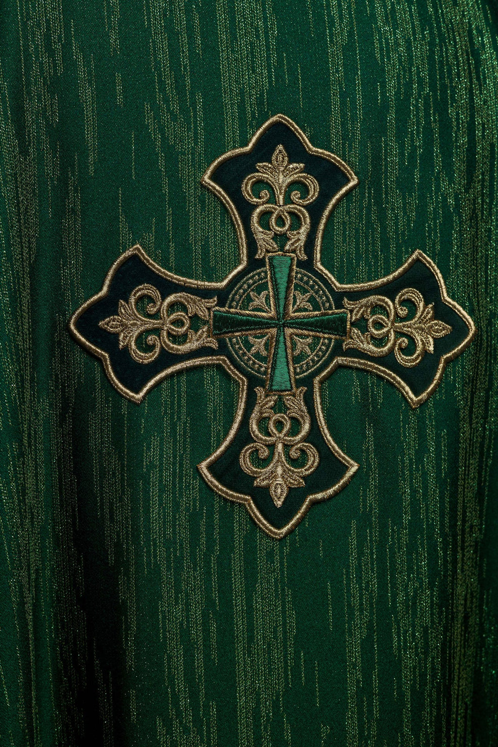 Chasuble verte avec motif de croix brodé sur un tissu décoratif