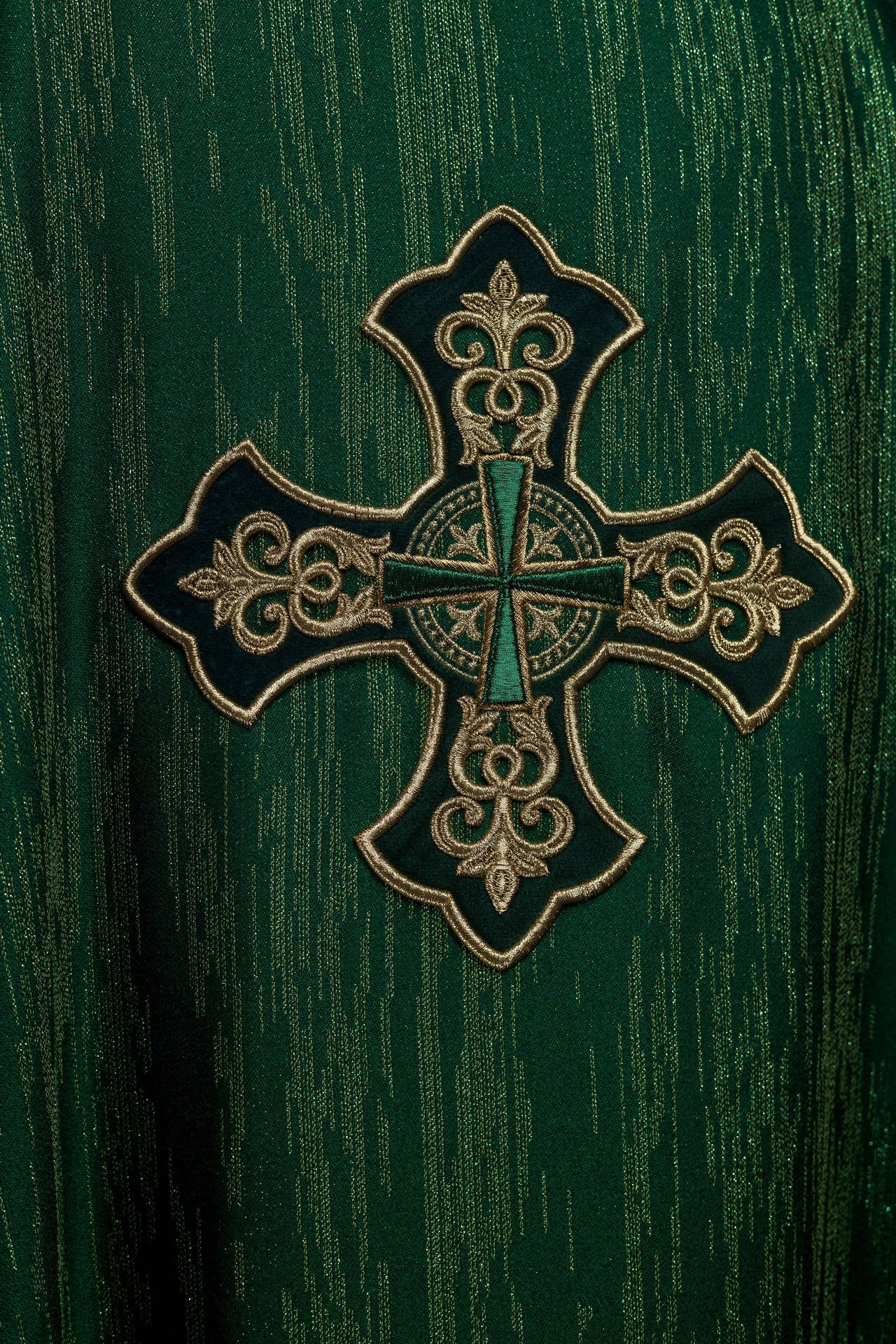 Chasuble verte avec motif de croix brodé sur un tissu décoratif