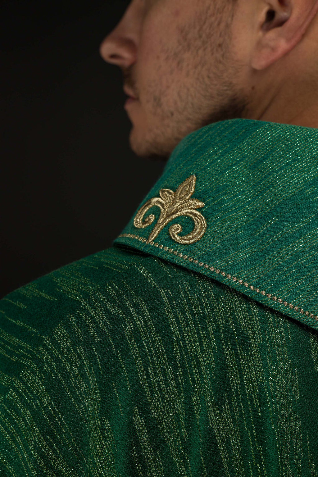 Chasuble verte avec motif de croix brodé sur un tissu décoratif
