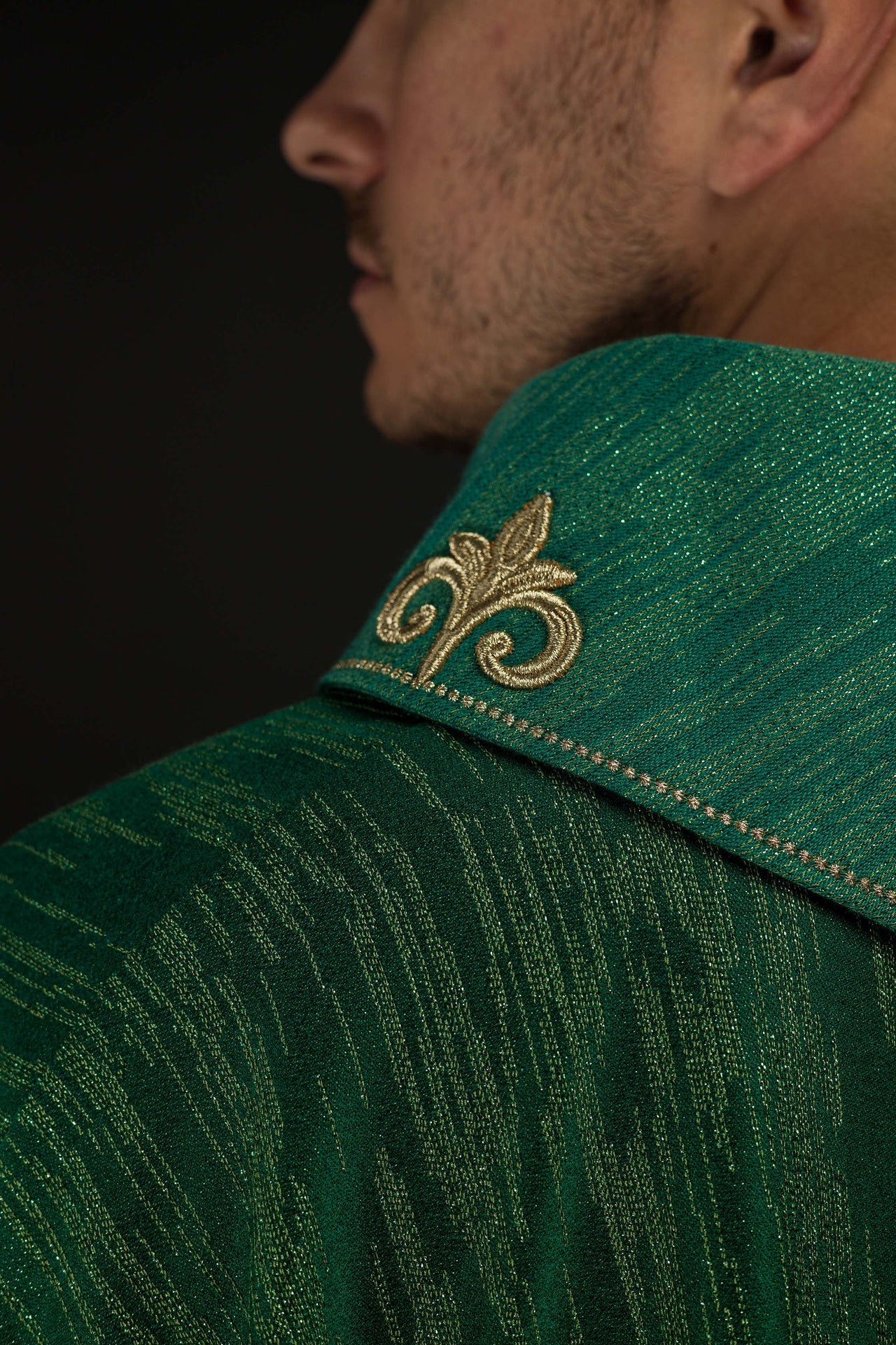 Chasuble verte avec motif de croix brodé sur un tissu décoratif