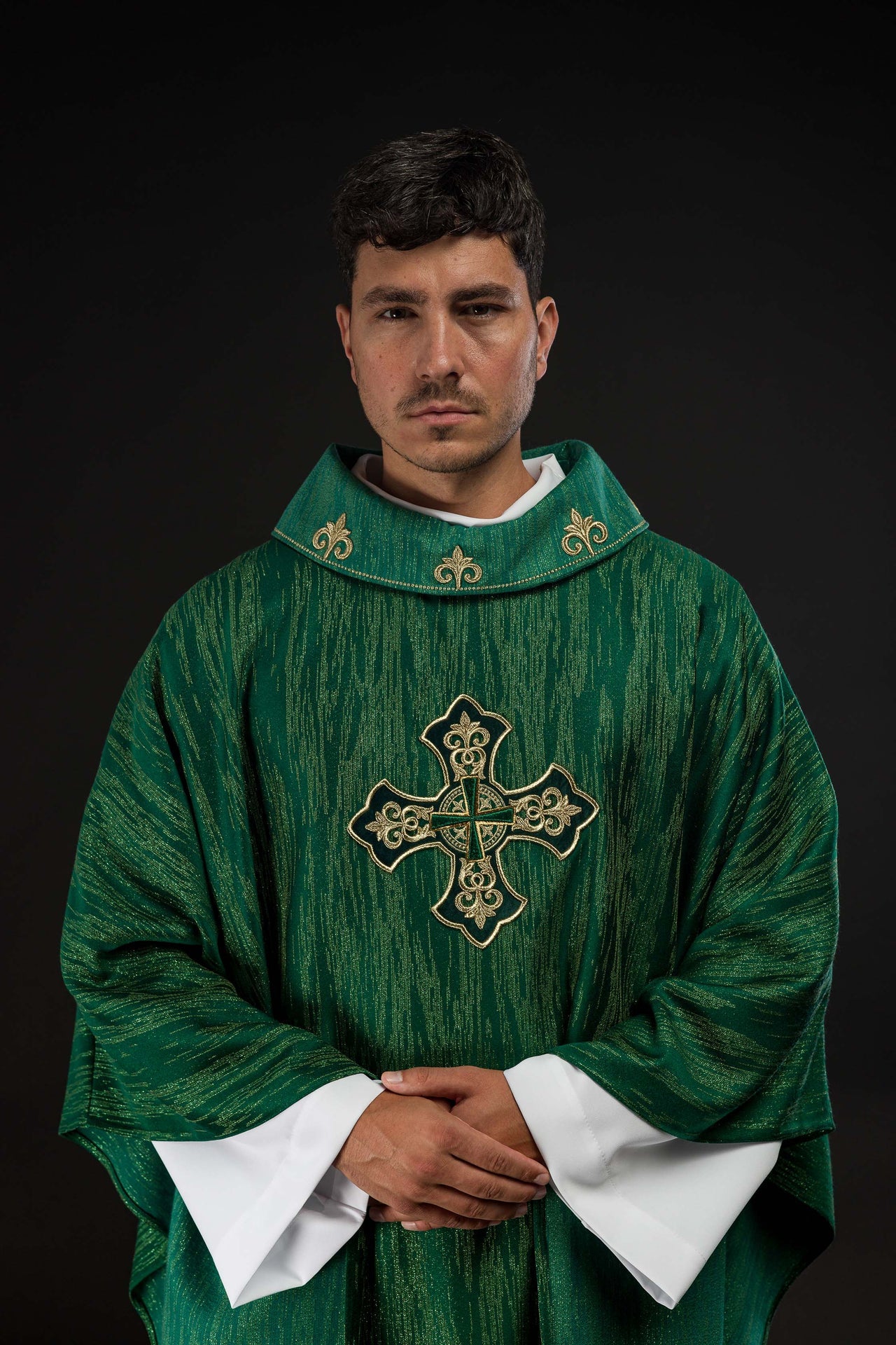 Chasuble verte avec motif de croix brodé sur un tissu décoratif
