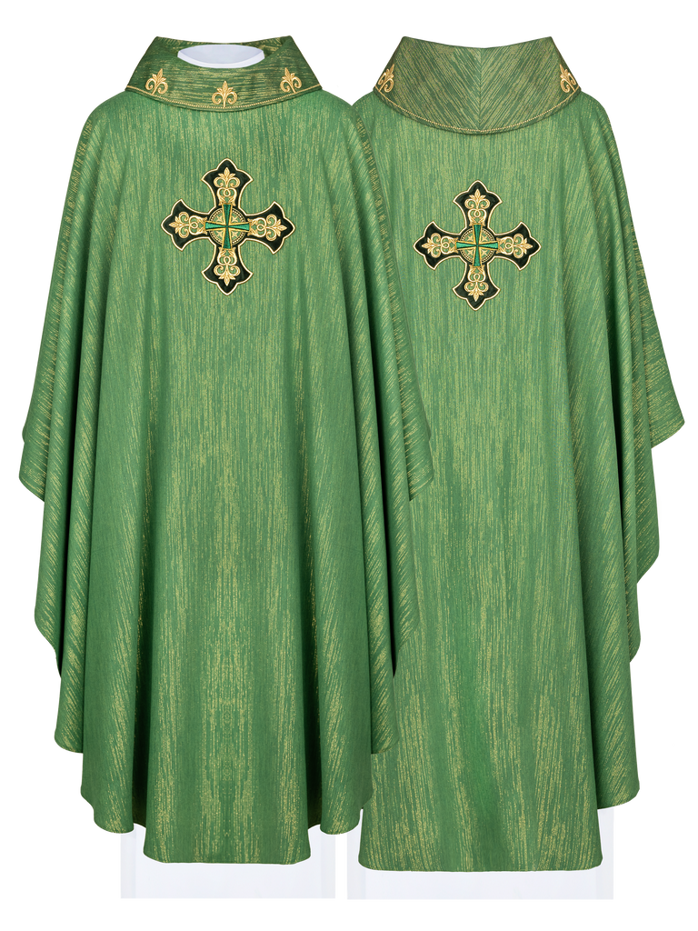 Zielony ornat z bogato haftowanym krzyżem i zdobionym kołnierzem