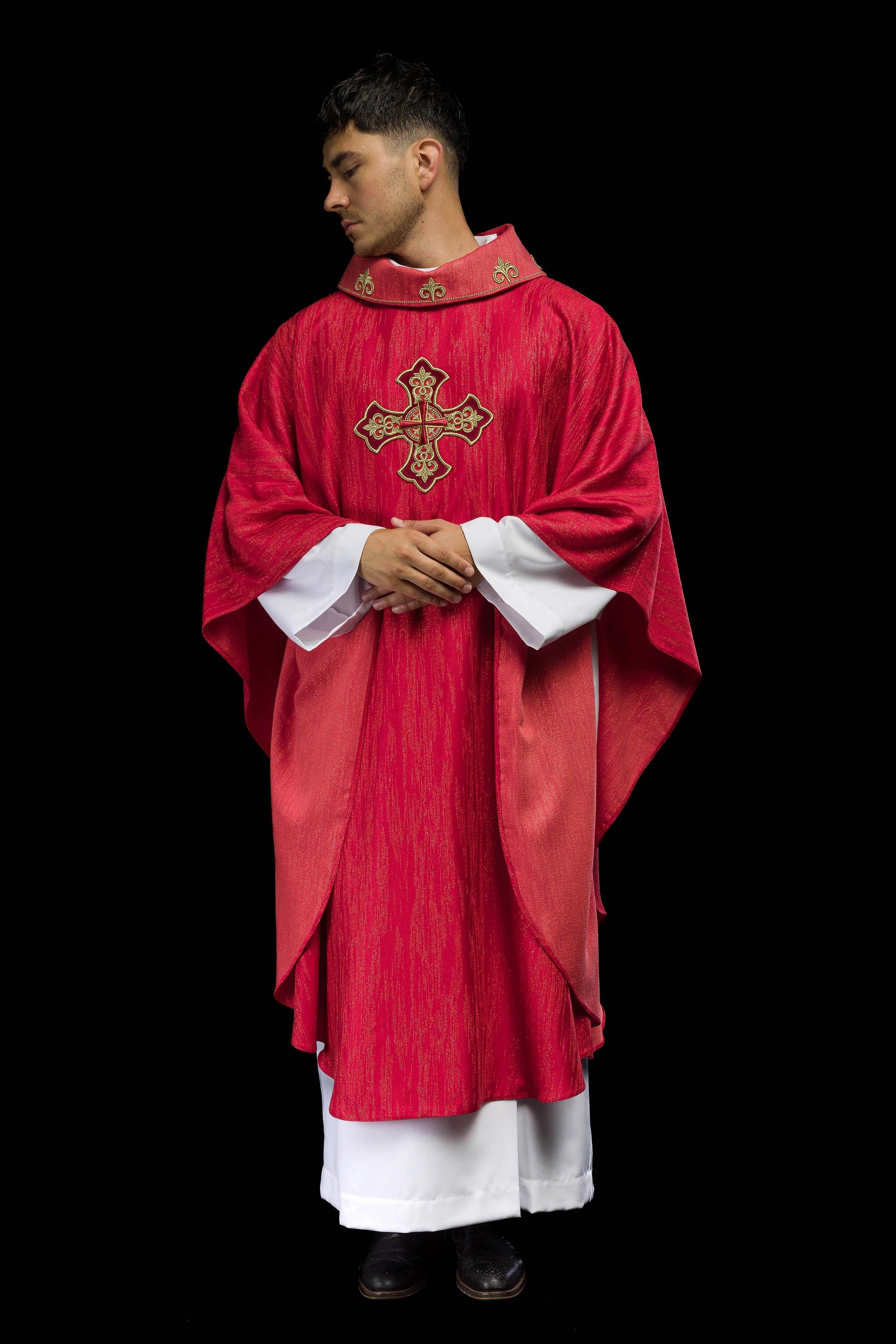 Chasuble rouge avec motif brodé de croix sur tissu ornemental