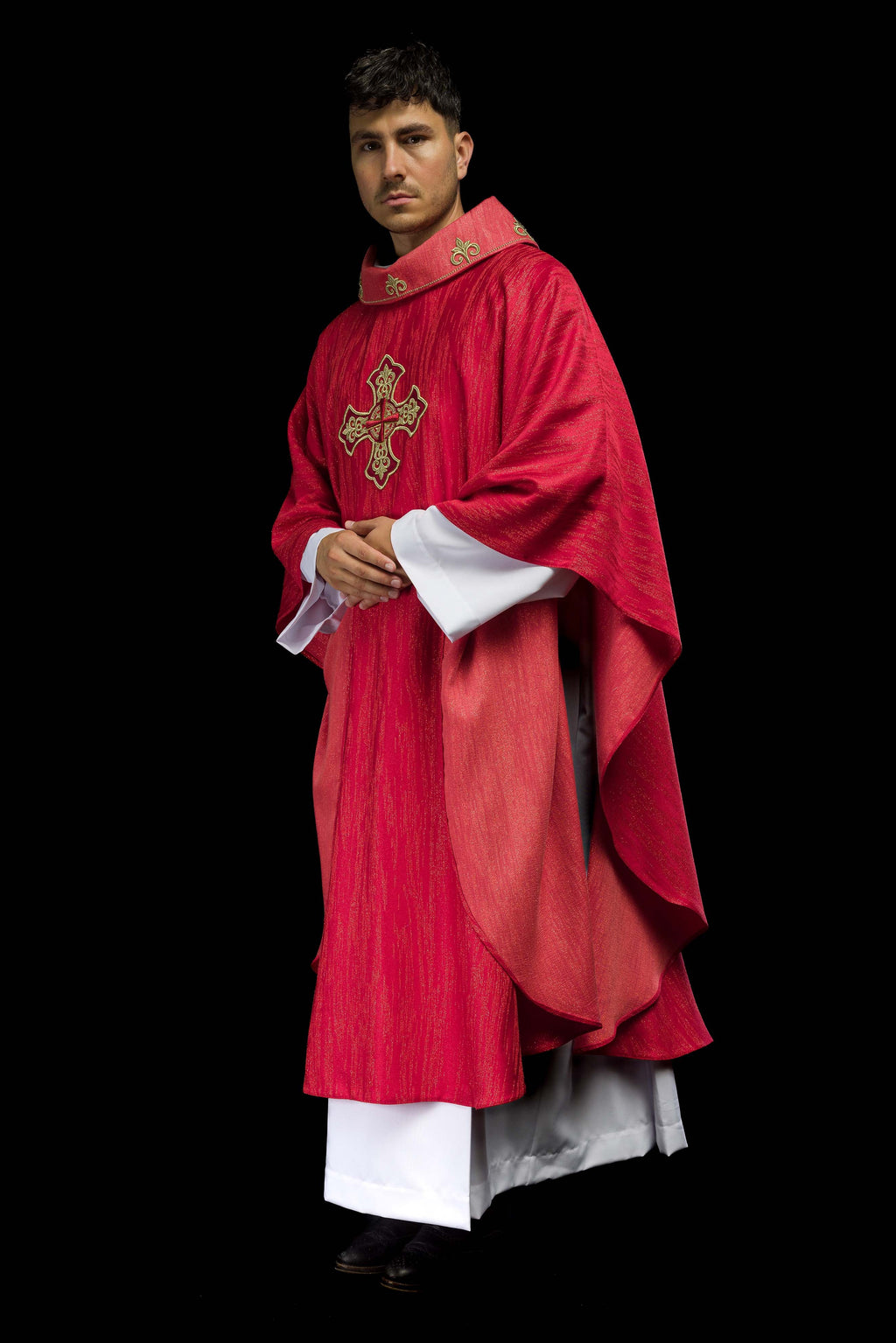 Chasuble rouge avec motif brodé de croix sur tissu ornemental