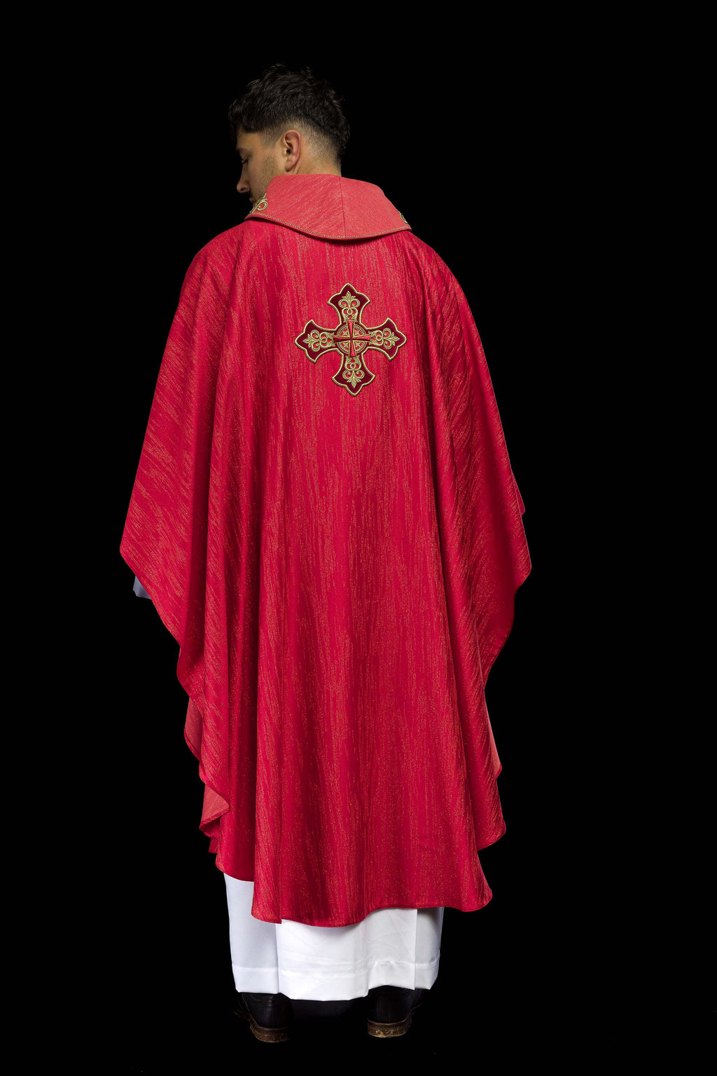 Chasuble rouge avec motif brodé de croix sur tissu ornemental