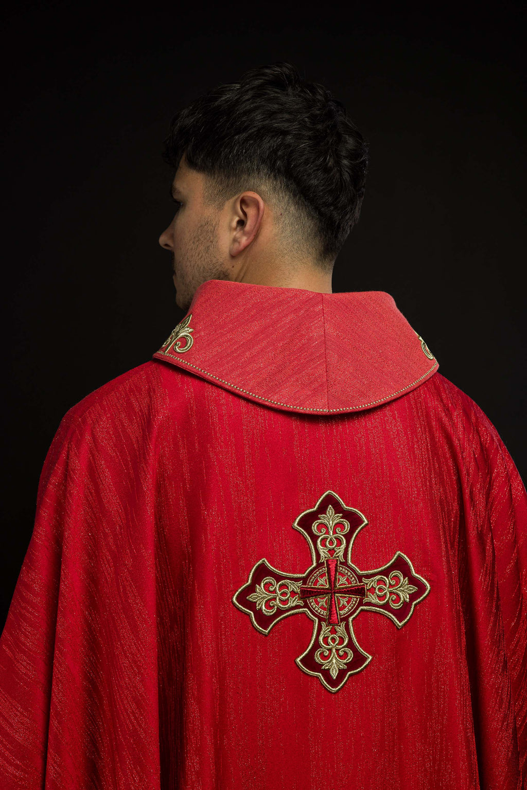 Chasuble rouge avec motif brodé de croix sur tissu ornemental