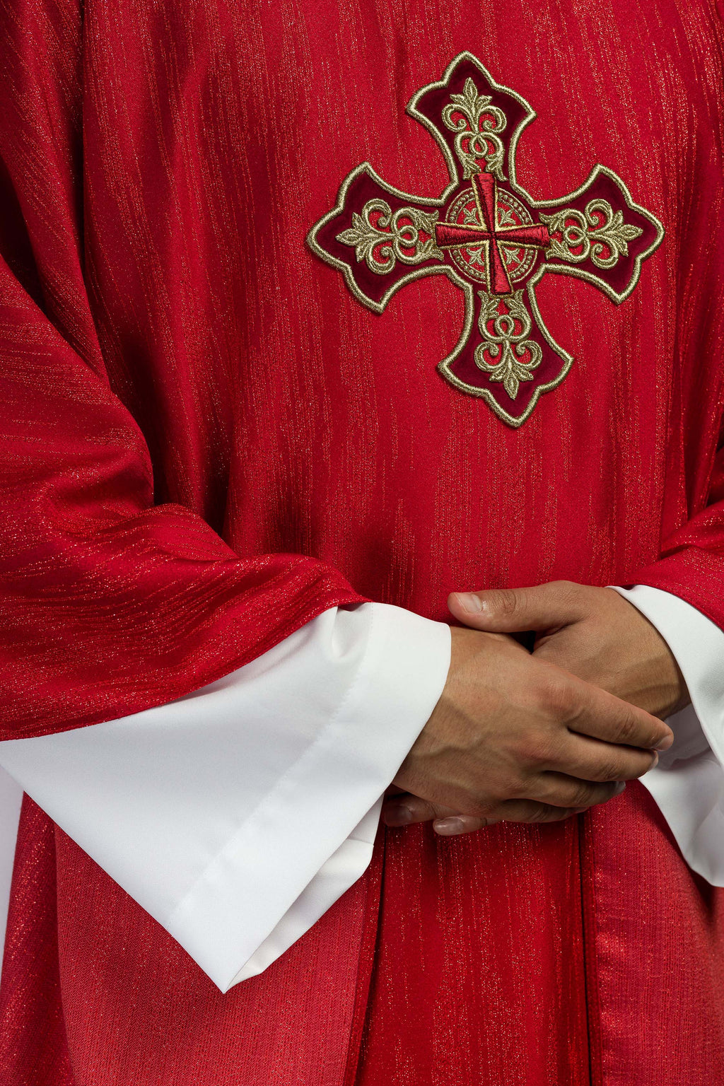 Chasuble rouge avec motif brodé de croix sur tissu ornemental