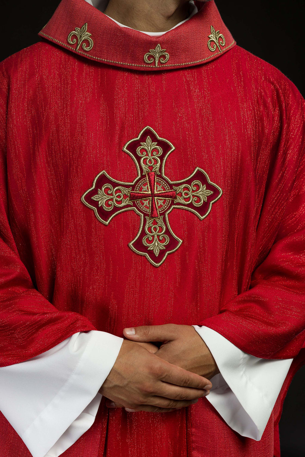 Chasuble rouge avec motif brodé de croix sur tissu ornemental