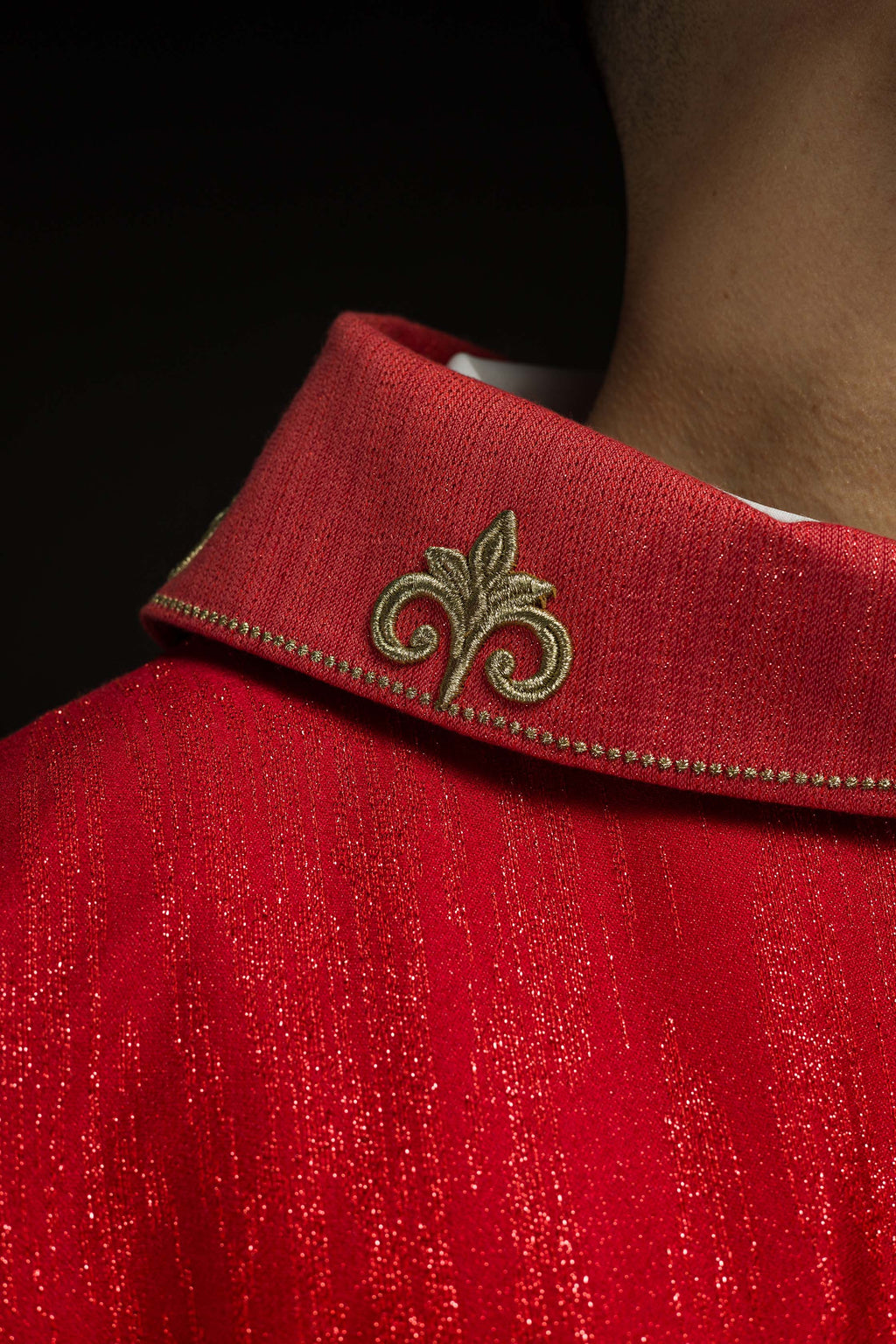 Chasuble rouge avec motif brodé de croix sur tissu ornemental