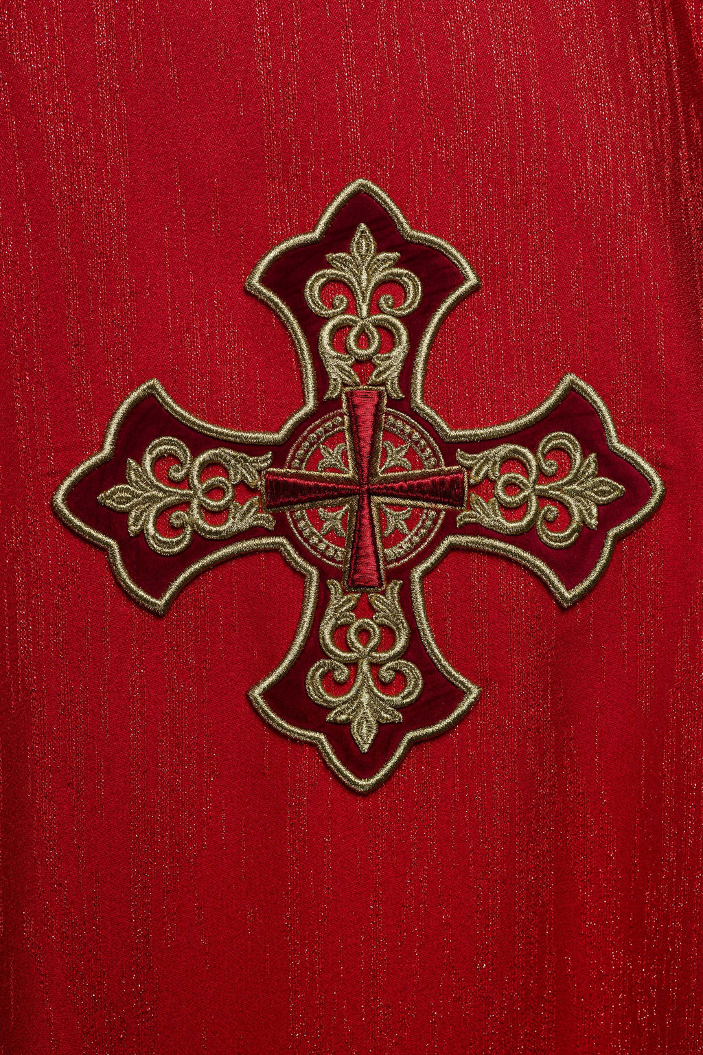 Chasuble rouge avec motif brodé de croix sur tissu ornemental