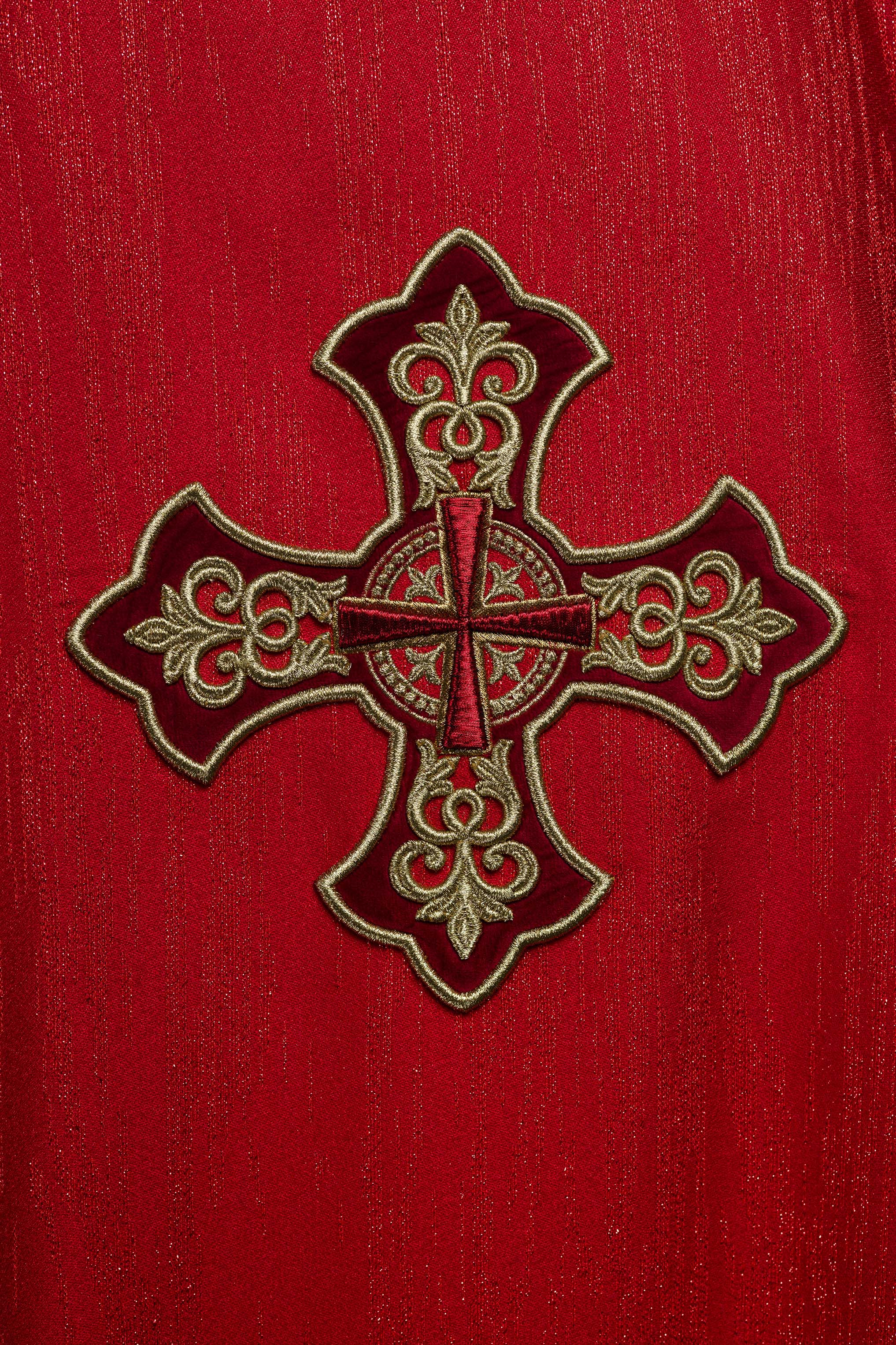 Chasuble rouge avec motif brodé de croix sur tissu ornemental