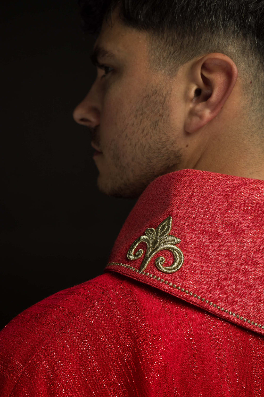 Chasuble rouge avec motif brodé de croix sur tissu ornemental