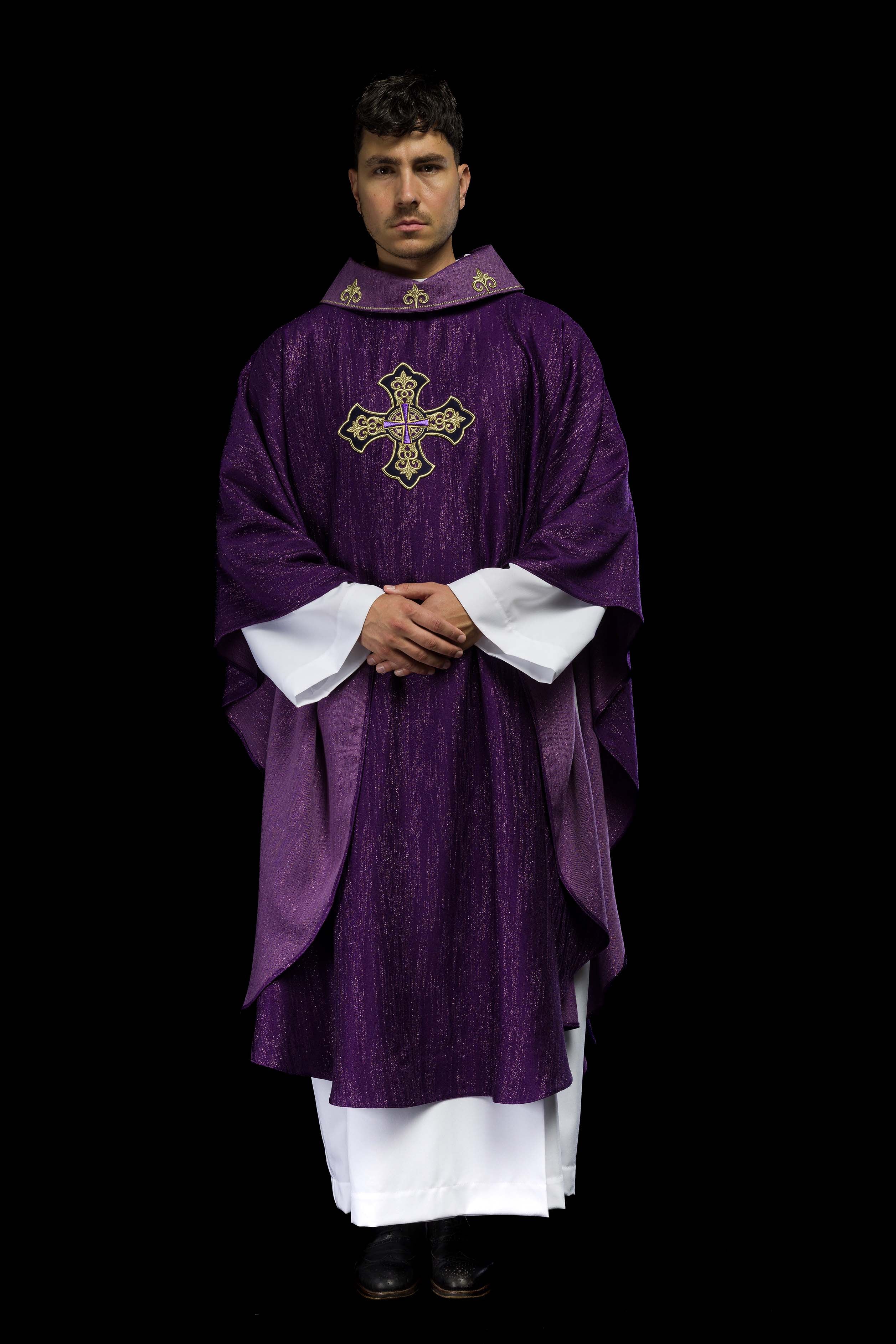 Chasuble violette avec motif brodé de croix sur tissu ornemental