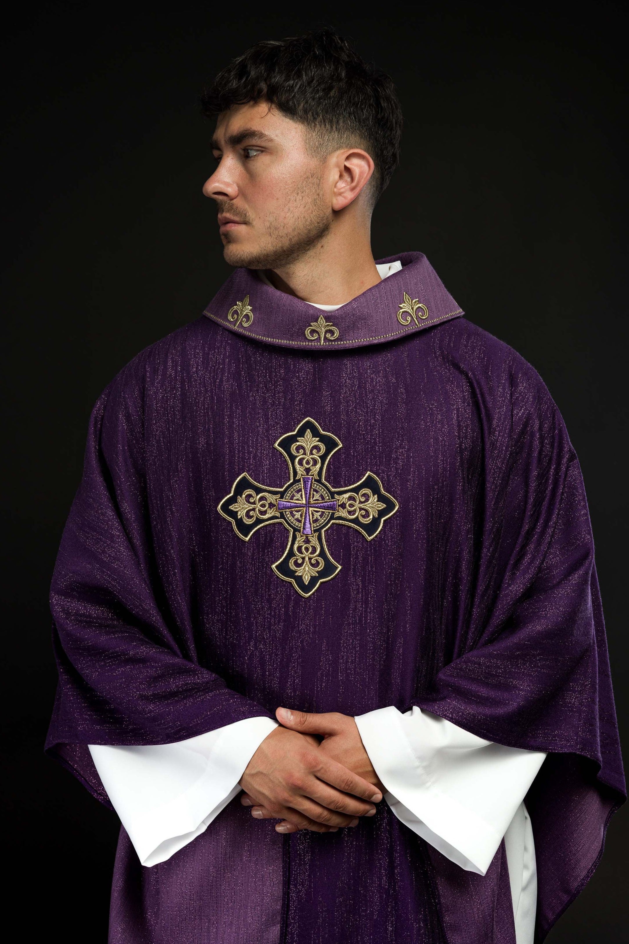 Chasuble violette avec motif brodé de croix sur tissu ornemental