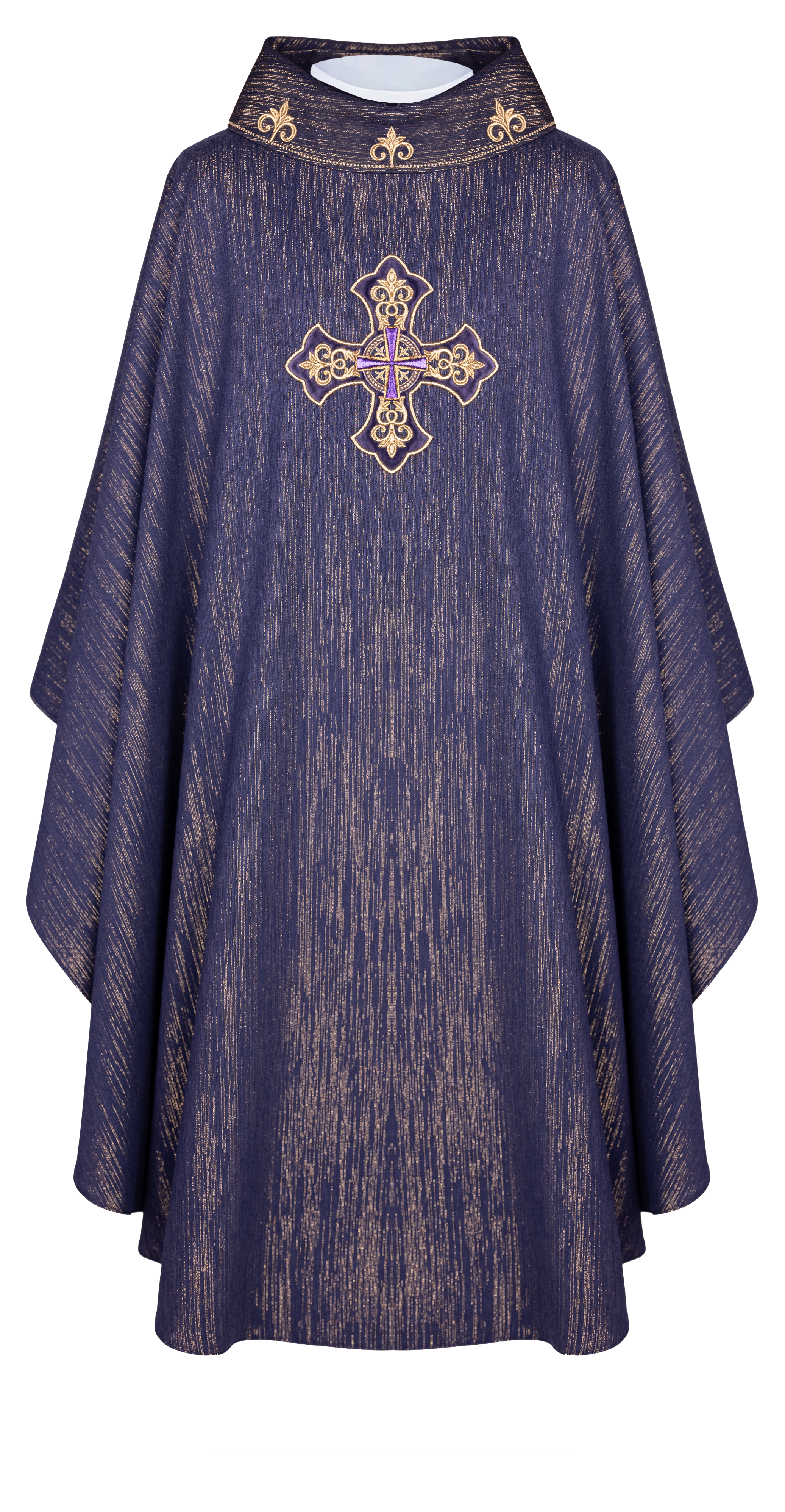 Chasuble violette avec croix richement brodée et col décoré