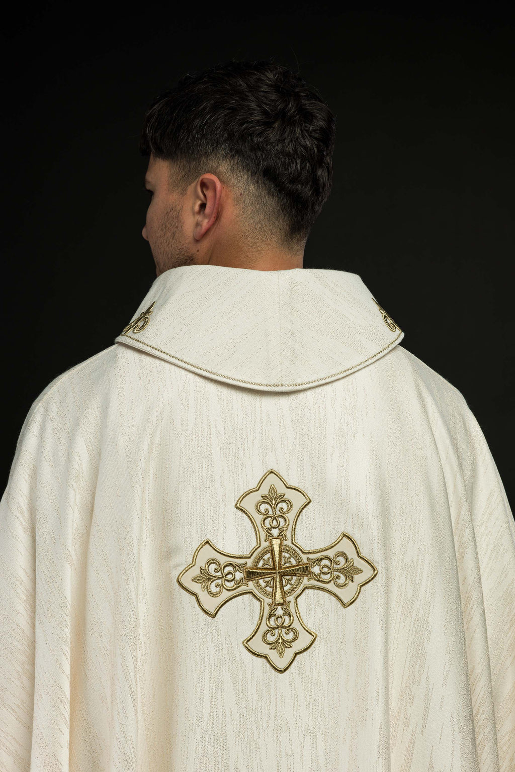 Chasuble écrue avec motif de croix brodé sur tissu décoratif
